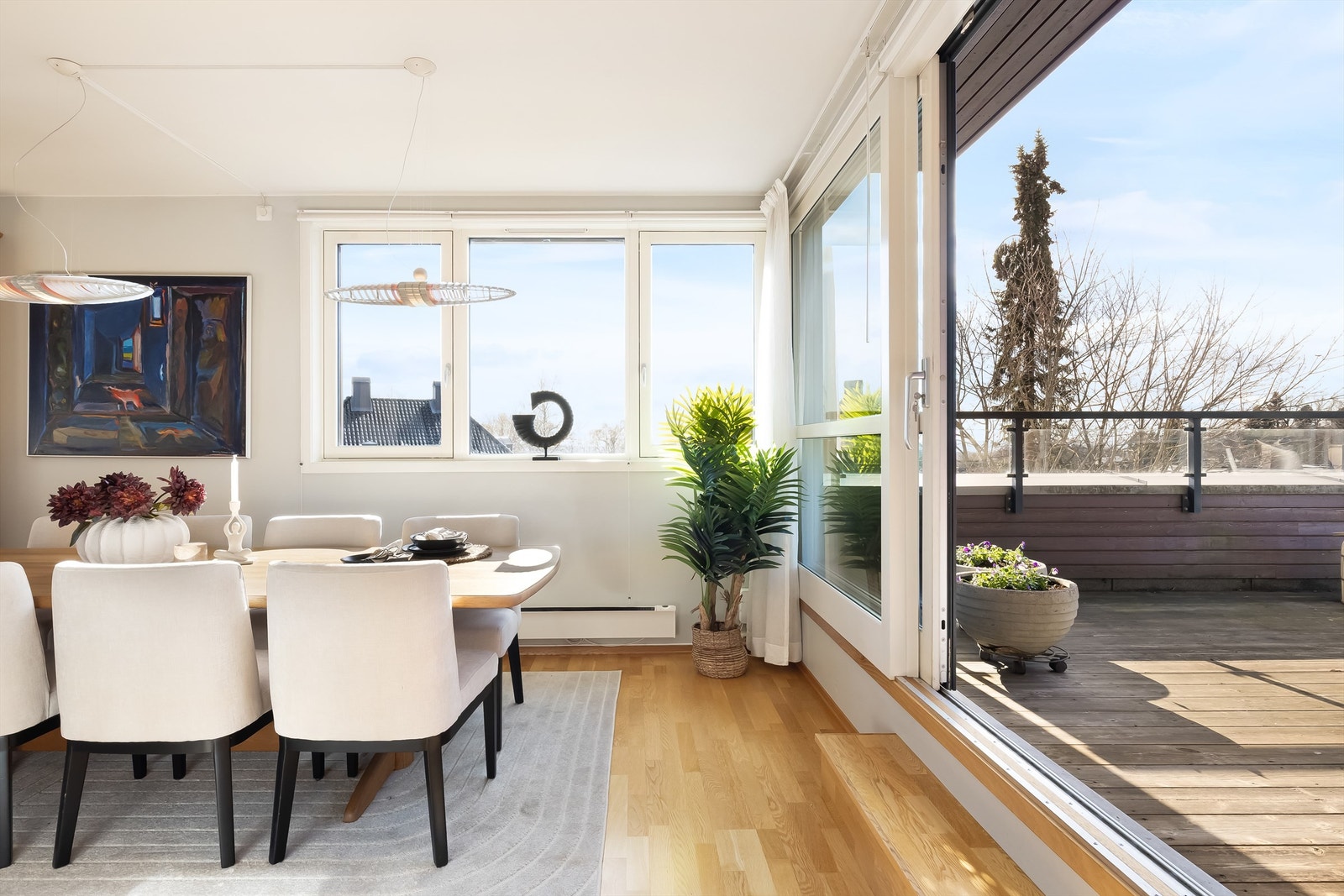 Terrasse blir en forlengelse av stuene på sommerhalvåret. Galleribilde