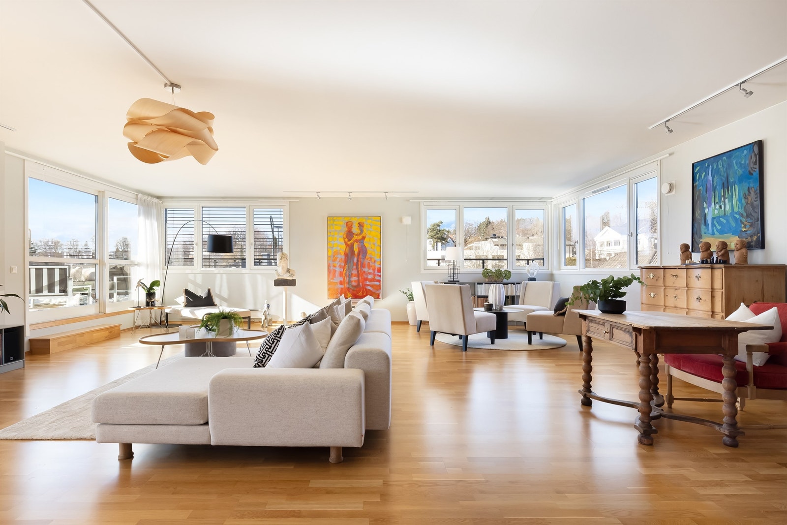 Stor, elegant toppleilighet med alt man kan ønske seg. Galleribilde