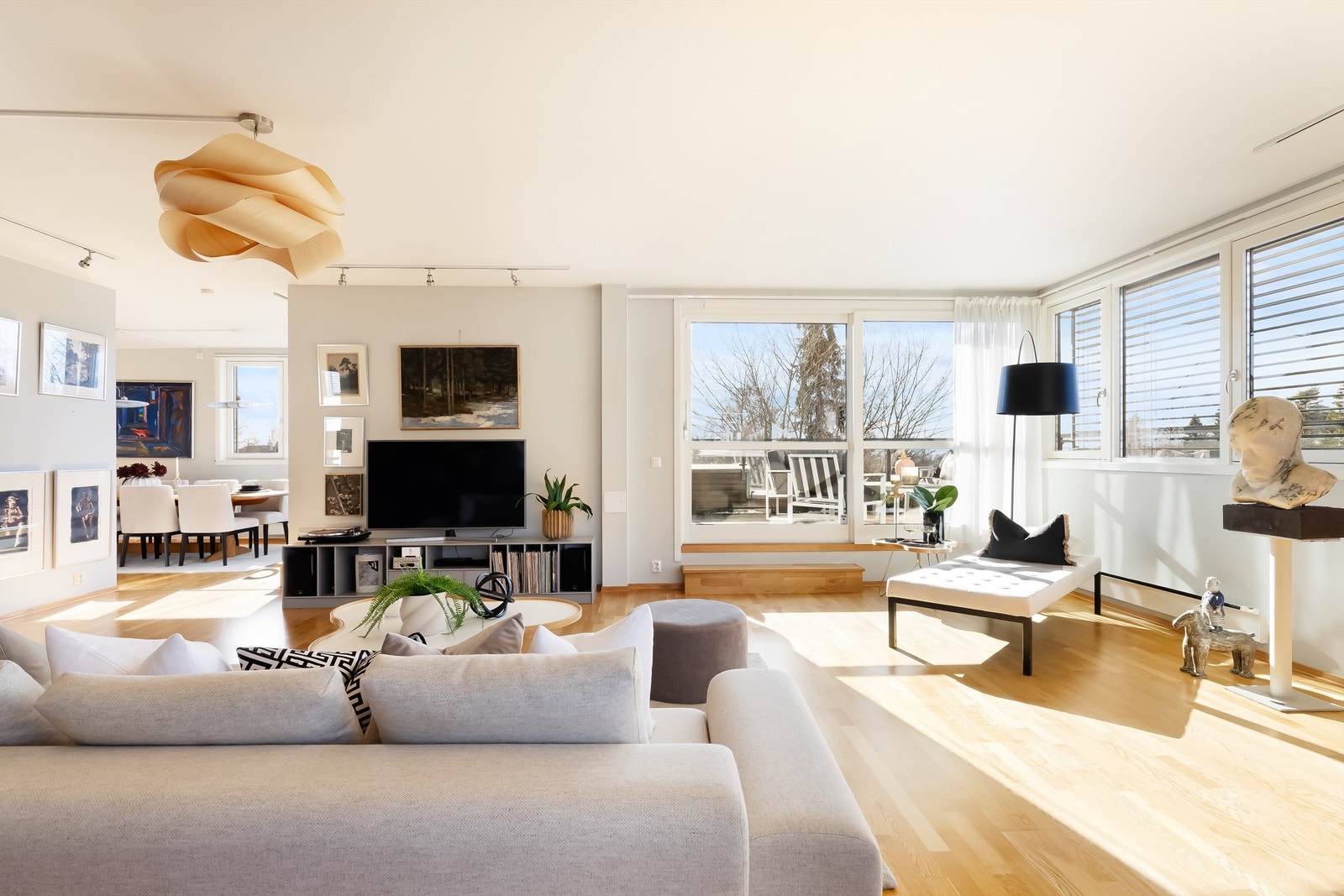 Store vindusflater med masse lys og utvendig/innvendig solskjerming i flere rom. Galleribilde