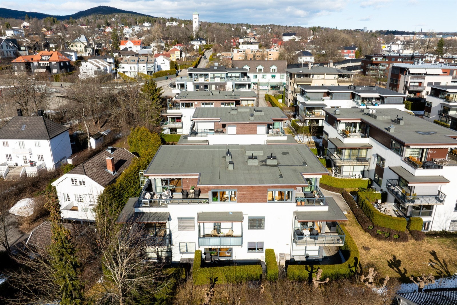 Holmenveien 16 D har en meget attraktiv beliggenhet på Vinderen. Her har du alt du trenger kun ett par minutters gange unna. Galleribilde