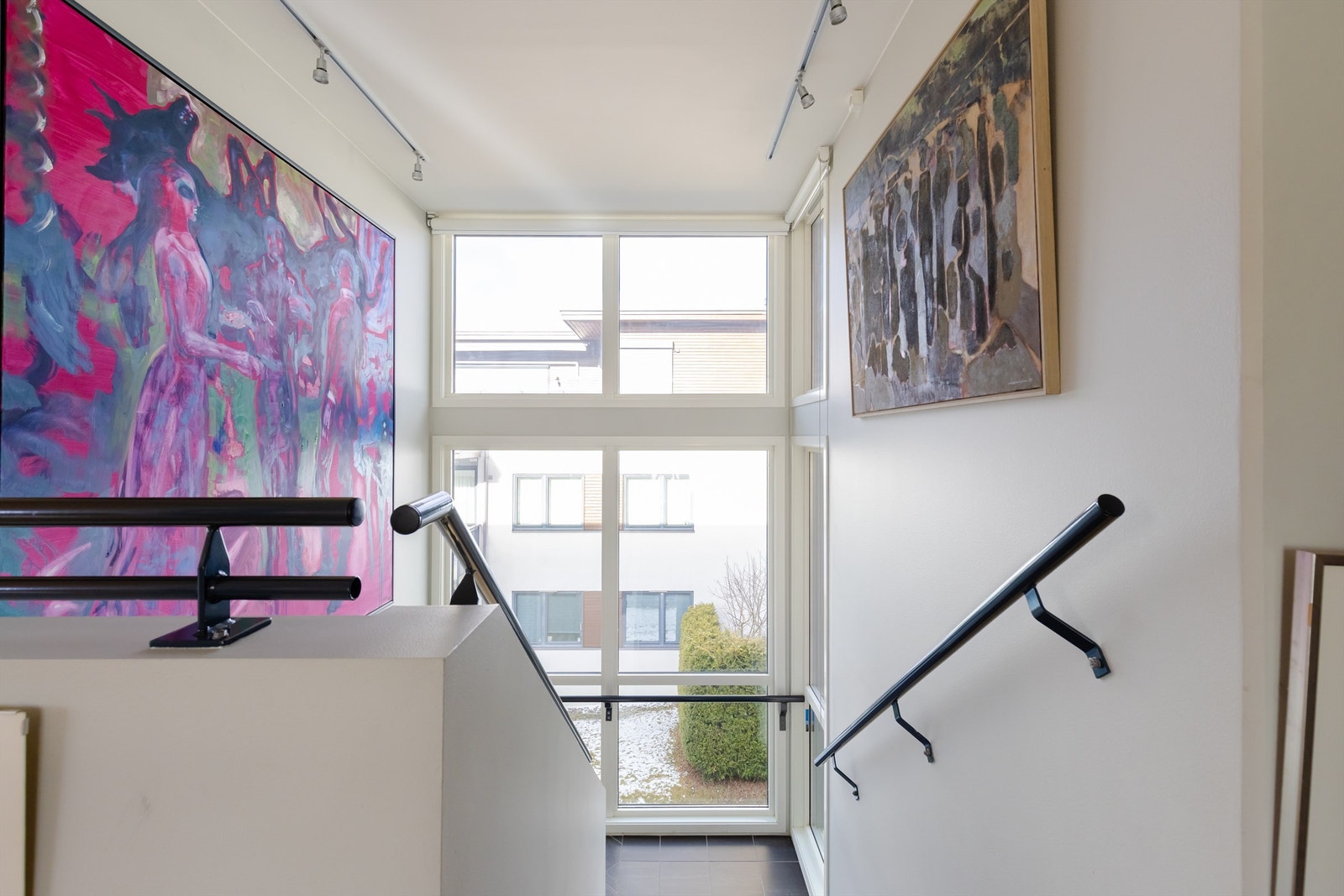 Store vindusflater i trapperommet mellom etasjene. Galleribilde