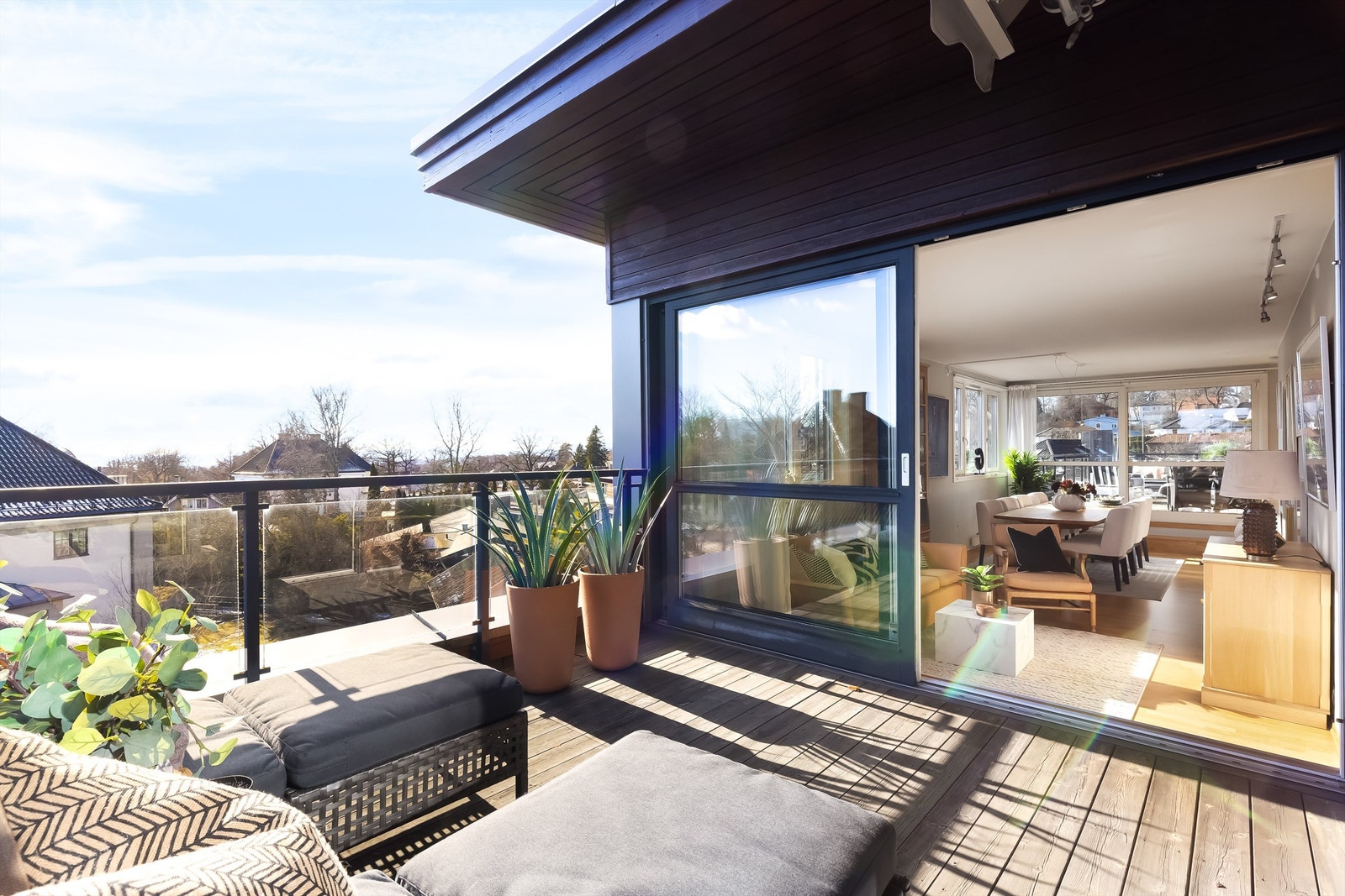 Rekkverk av glass som gir godt med utsyn. Markise på begge terrassene. Galleribilde