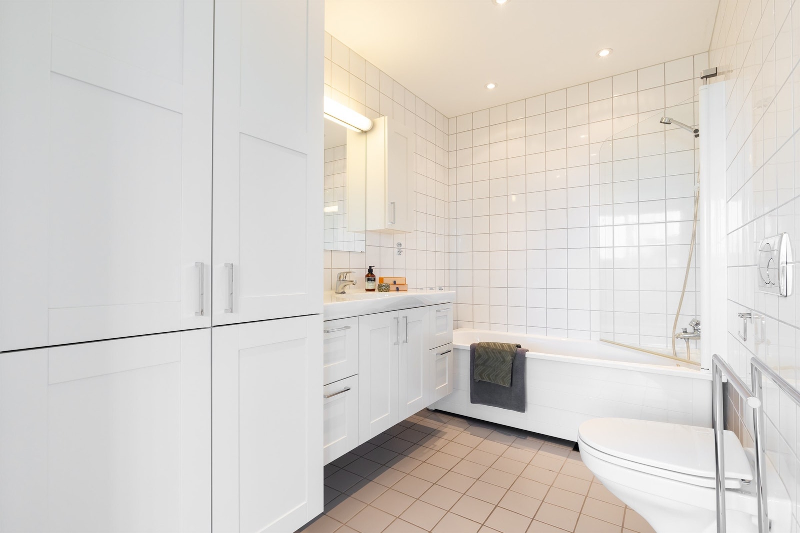 Av våtrom har leiligheten to bad. Bad 1 ligger en suite med hovedsoverommet. Galleribilde