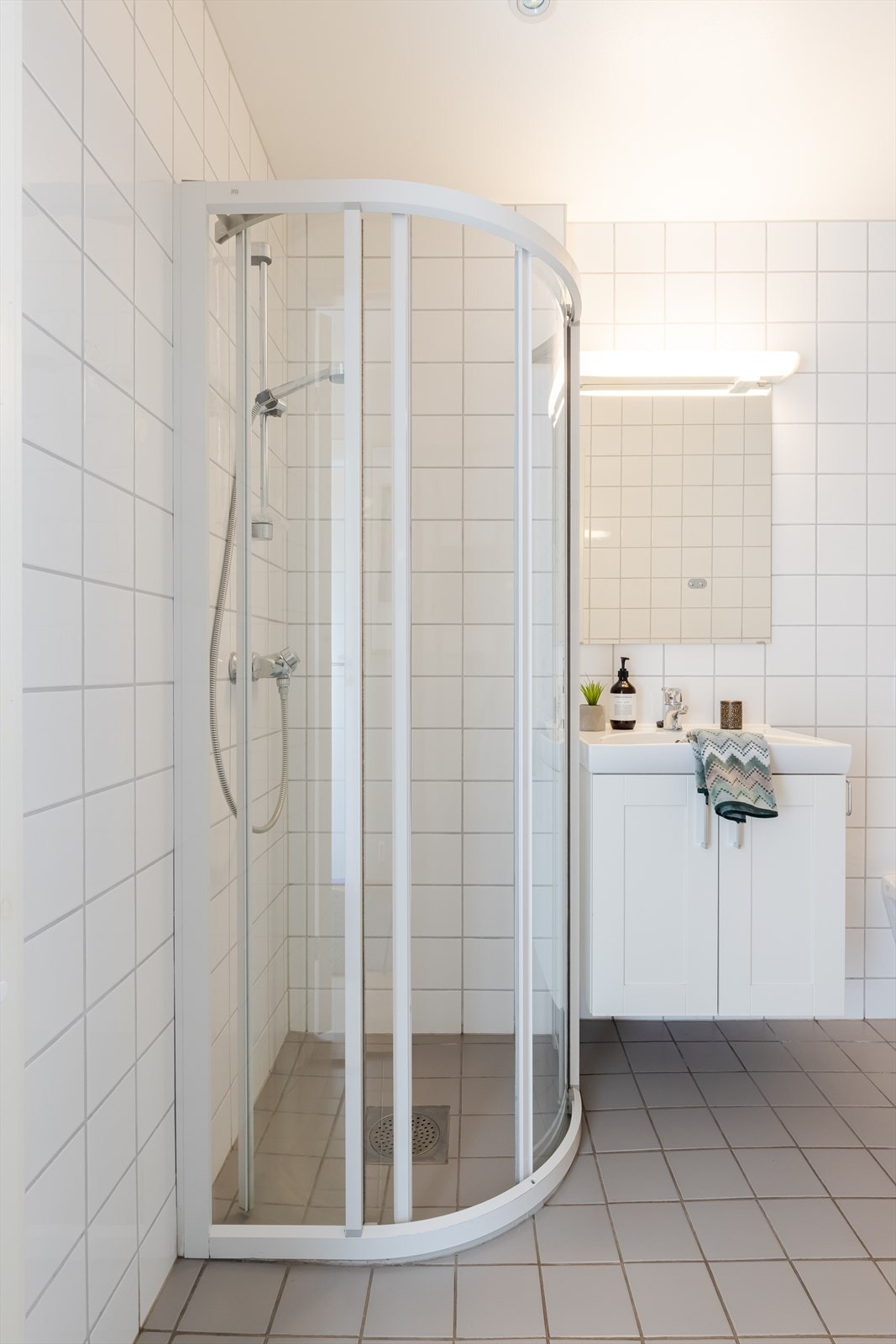 Bad 2 ligger med adkomst fra entreen og er flislagt med varmekabler. Galleribilde