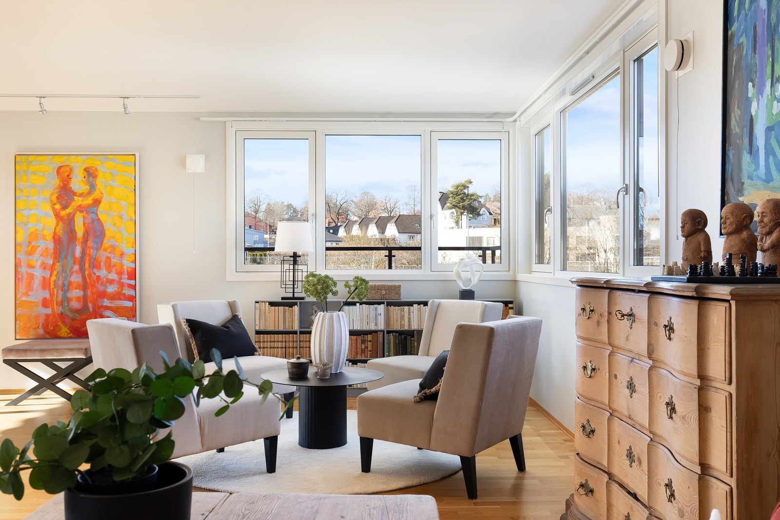 Vegger er malt i lys farge og det er parkett på gulv i alle oppholdsrom. Galleribilde