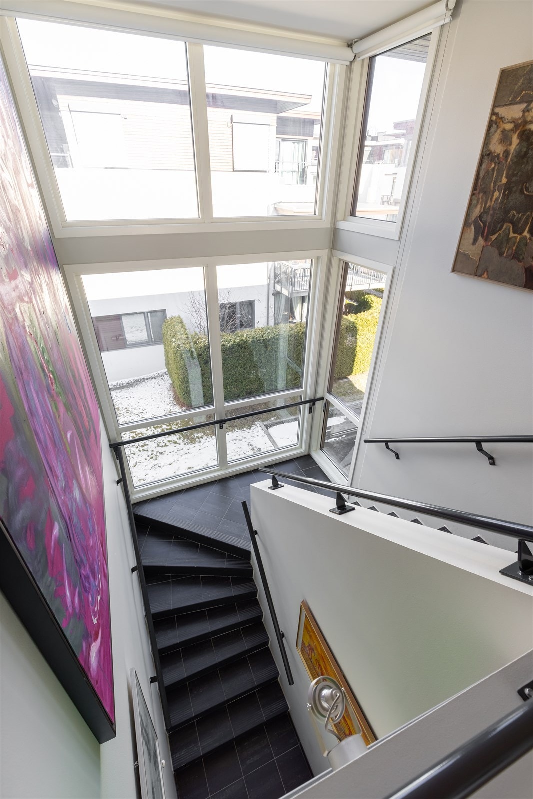 Generøs takhøyde og perfekte vegger for å henge kunst. Galleribilde