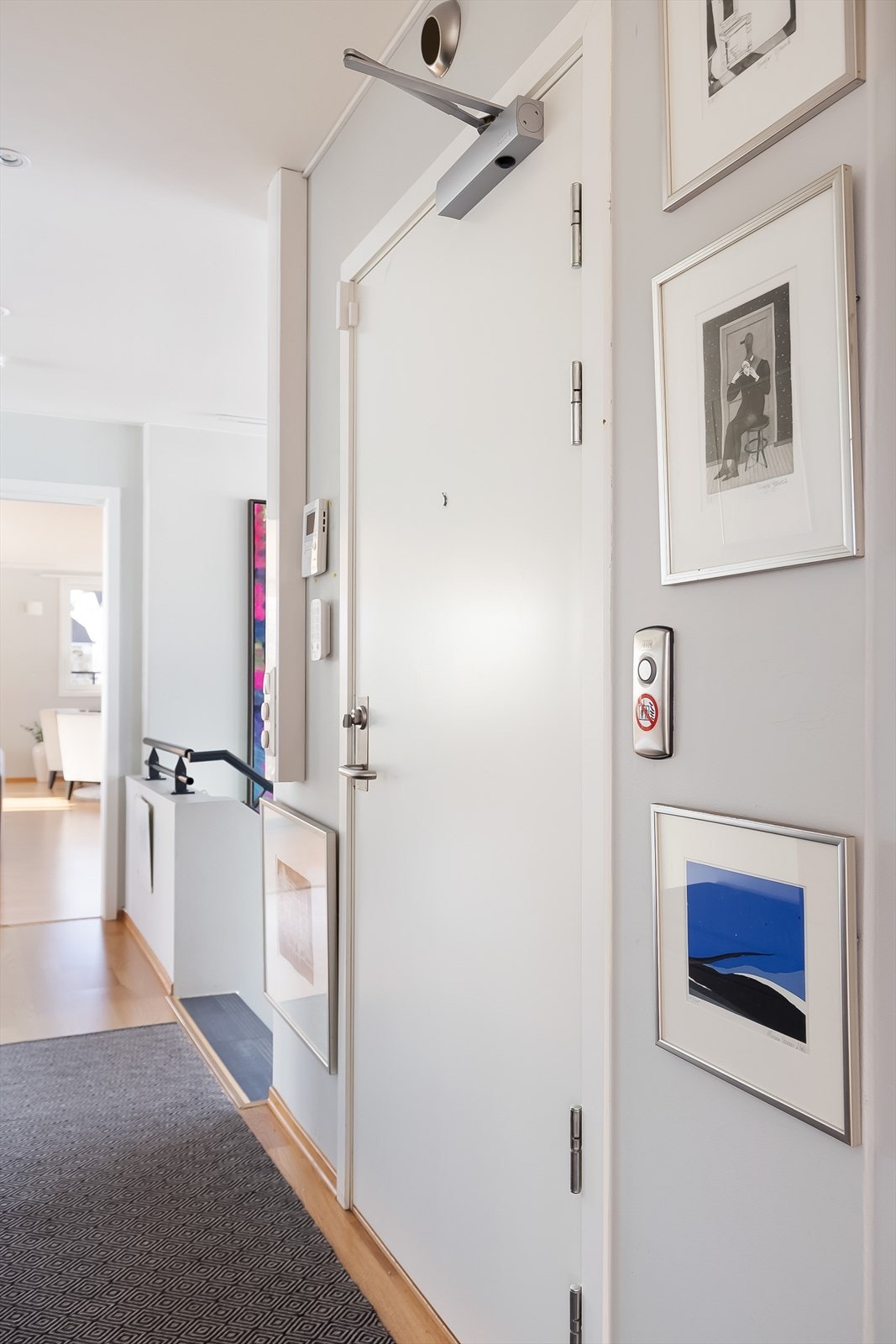 Gangen har skyvedørsgarderobe med speil fronter med plass for skooppbevaring og klesavheng. Galleribilde