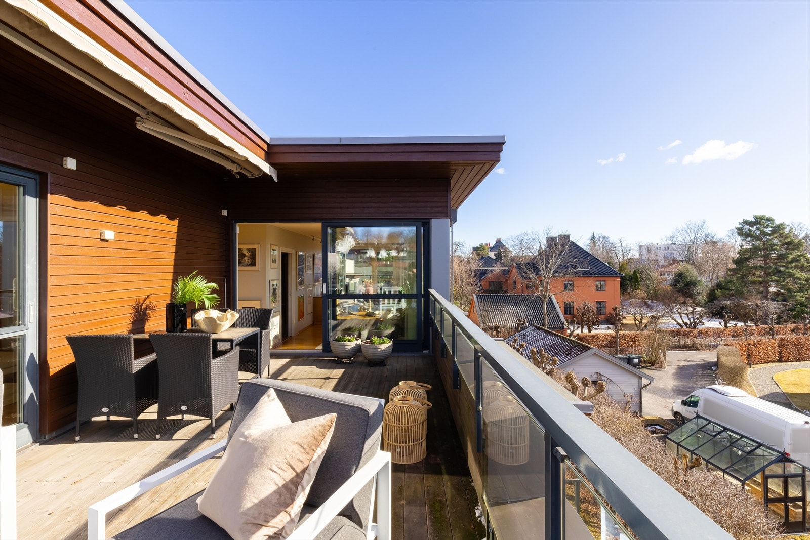 Her er god plass til både spisebord og lounge møbler og grill. Galleribilde