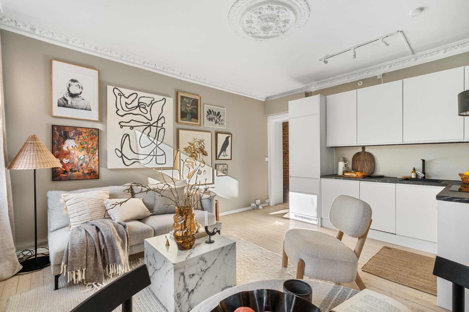 Stukkatur og rosett er flotte detaljer. Galleribilde