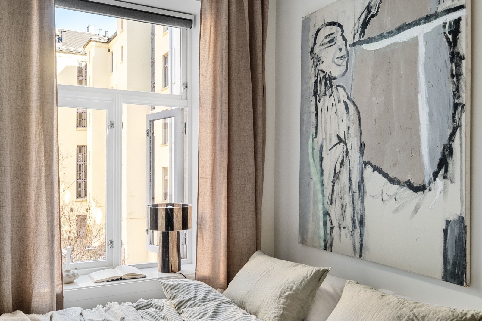 Boligen har gode vindusflater. Galleribilde