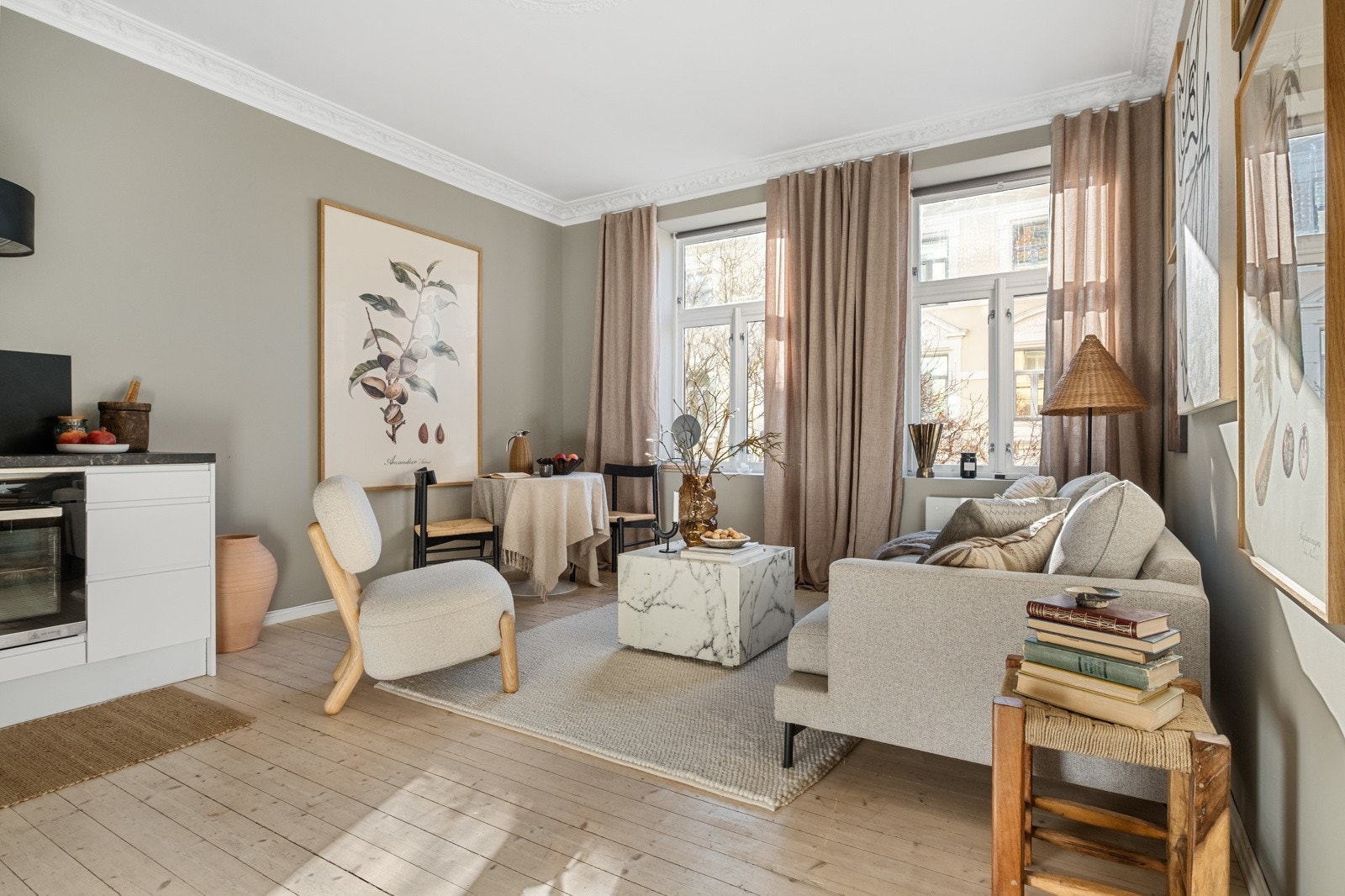 Stuen er lys og åpen. Galleribilde