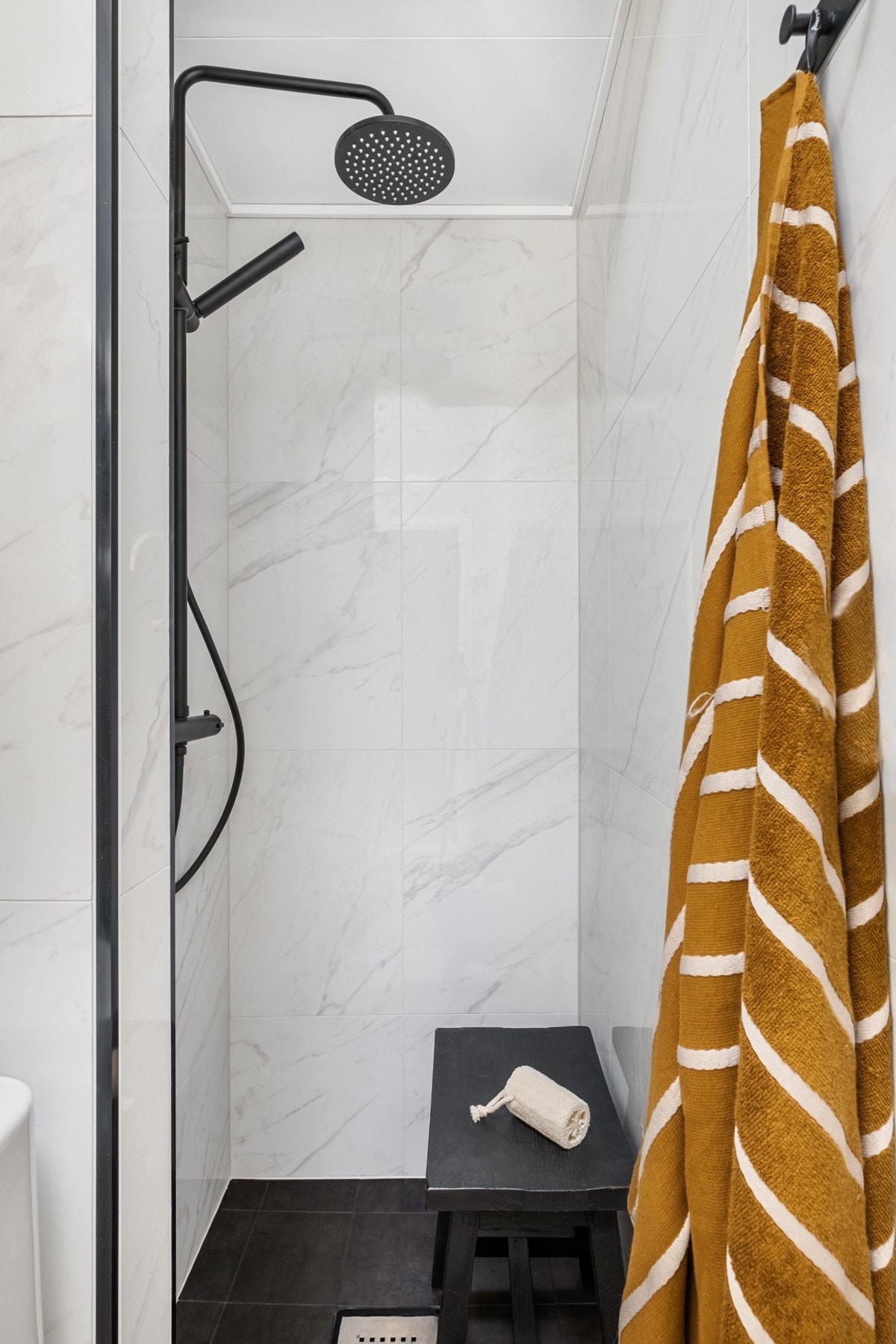 Badet er innredet med dusjnisje med fast dusjhode og håndholdt dusj. Galleribilde