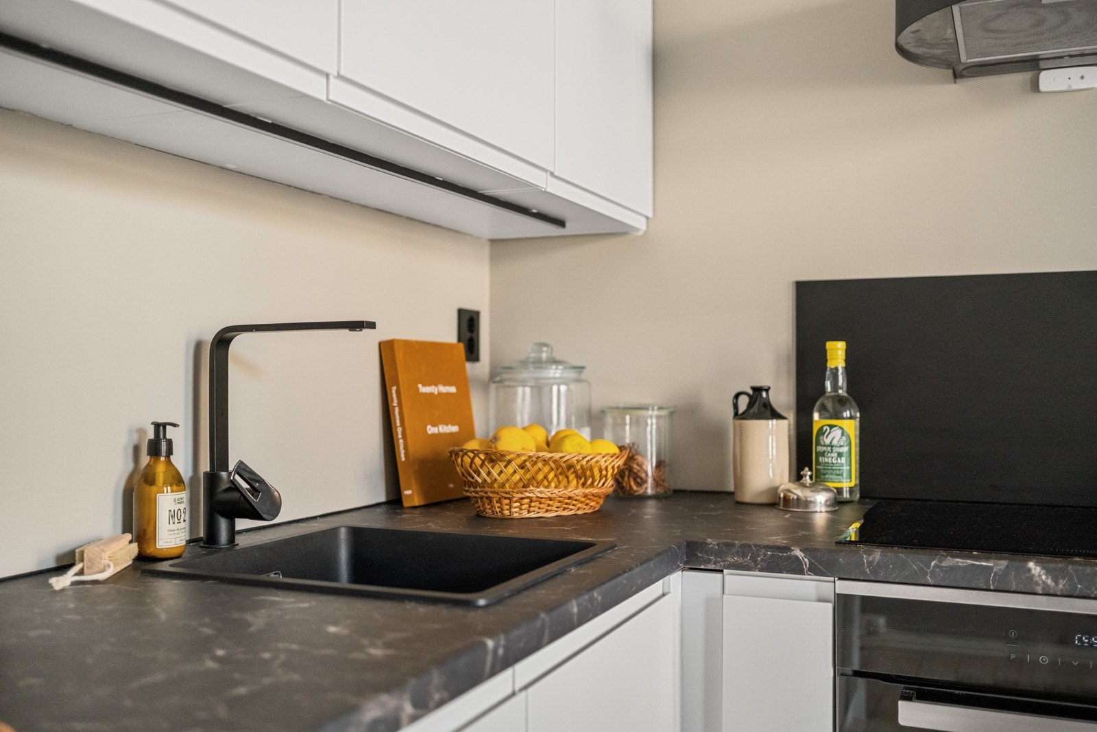 Kjøkkenet har gode benkeflater. Galleribilde