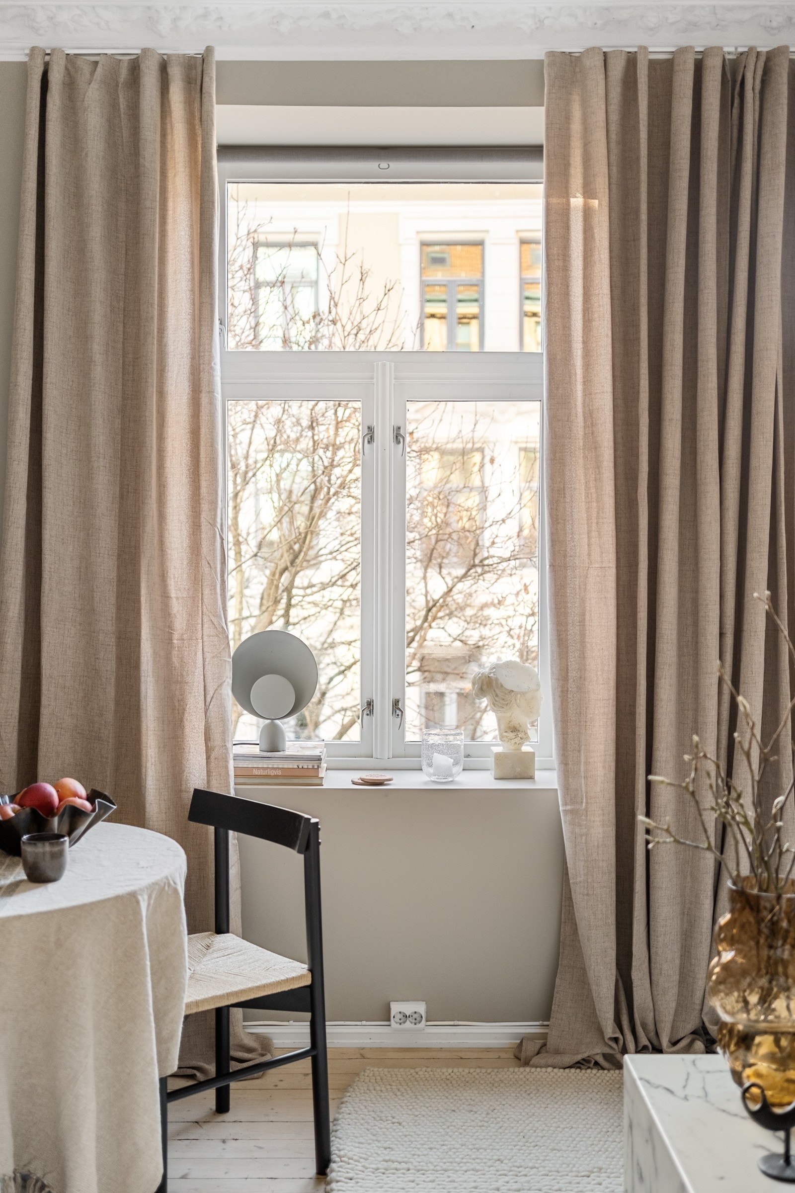 Store vindusflater slipper inn rikelig med naturlig dagslys. Galleribilde