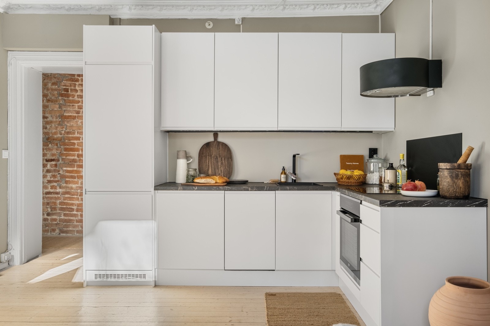 Kjøkkenet fra 2024 har god arbeidsplass og rikelig med oppbevaring. Galleribilde