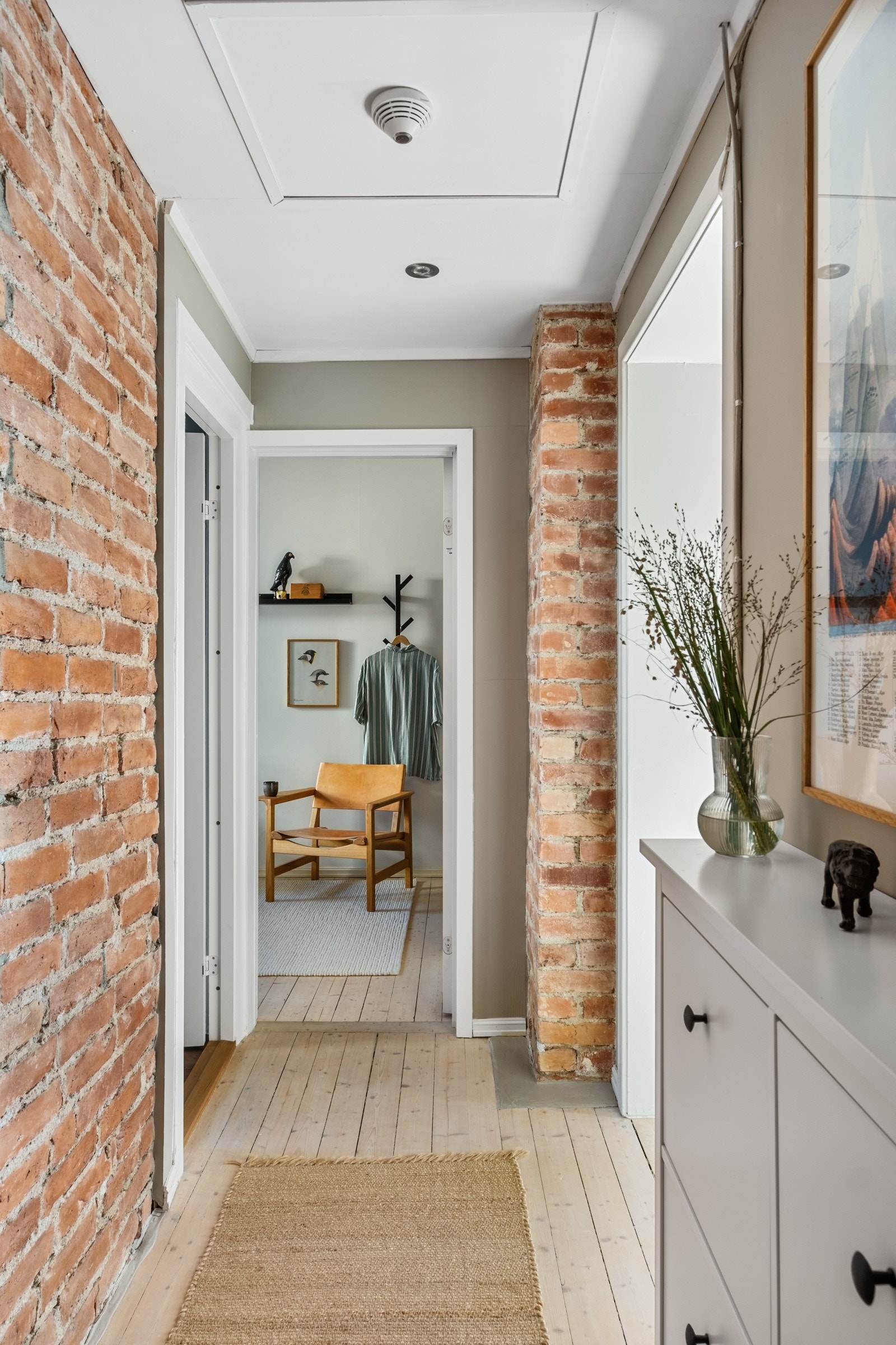 Inngangspartiet fungerer som et naturlig skille mellom soveormmene og boligens sosiale sone. Galleribilde