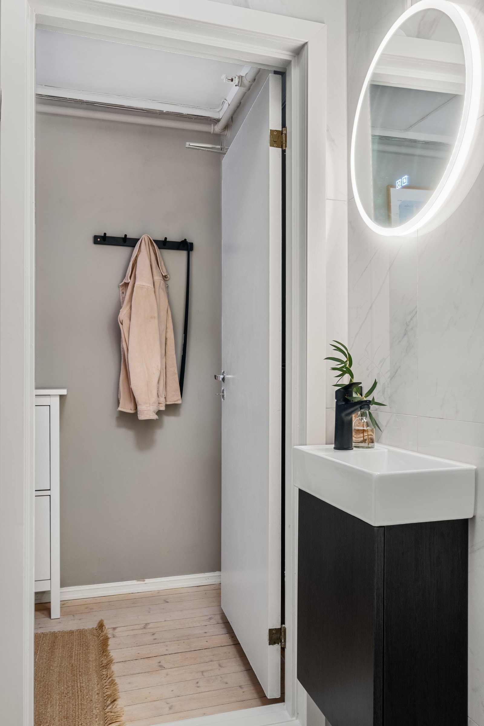 Baderommet har lekre fliser på vegger og gulv. Galleribilde