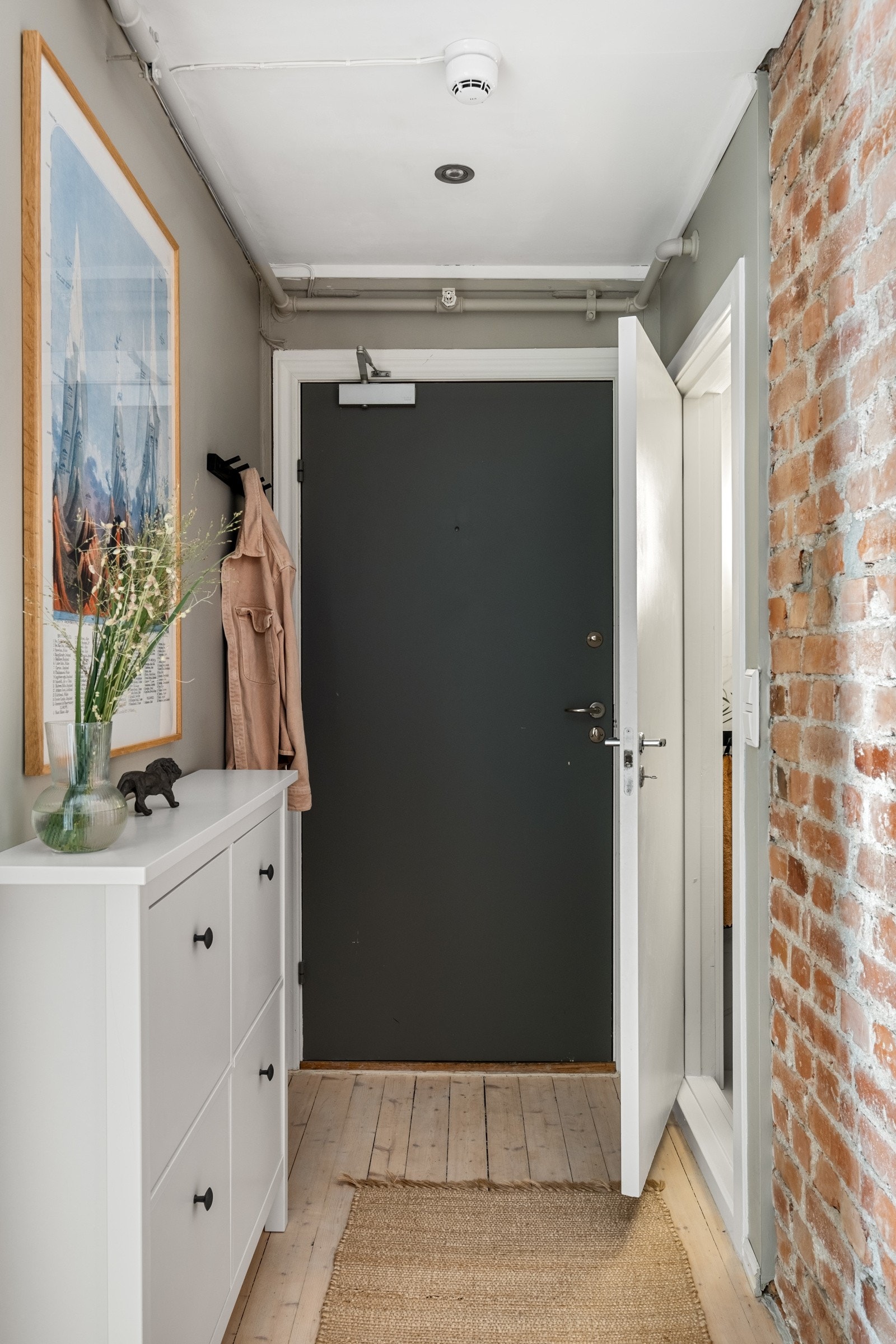 Her får man en god smakebit på den herlige atmosfæren med lyse farger, lekre takflater, synlig teglstein og lune tregulv. Galleribilde