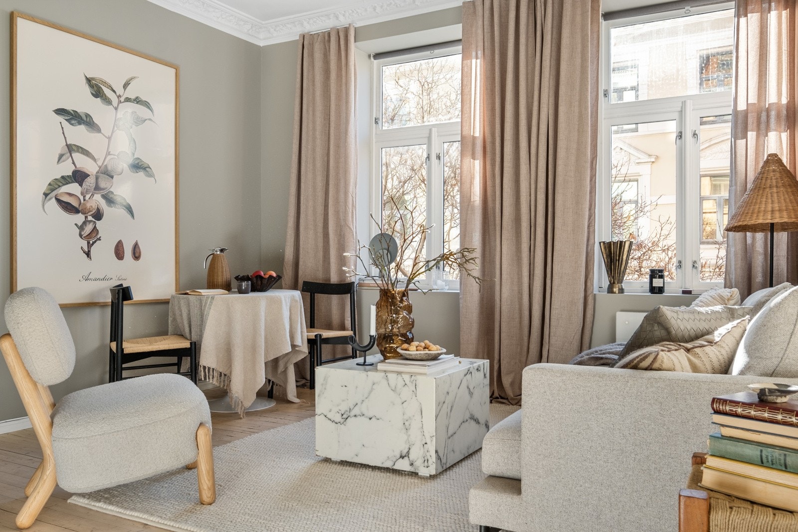 Gode vindusflater og en generøs takhøyde gir en luftig og åpen atmosfære. Galleribilde