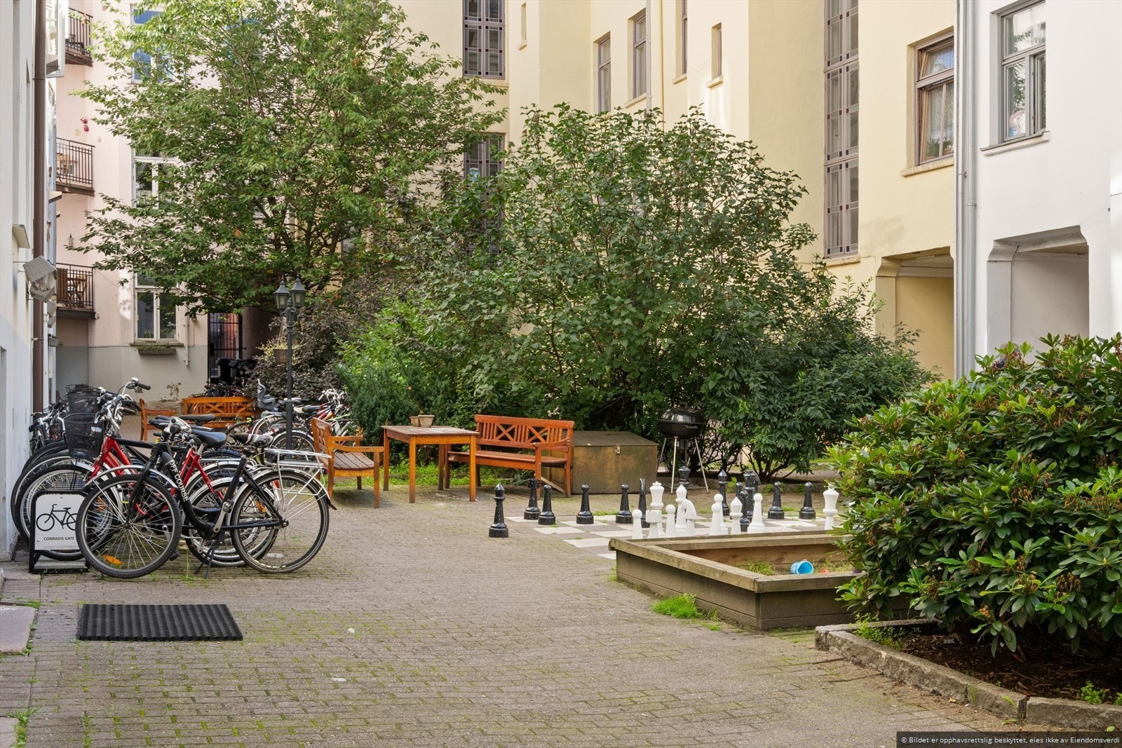 Sameiet har et pent opparbeidet gårdsrom. Galleribilde