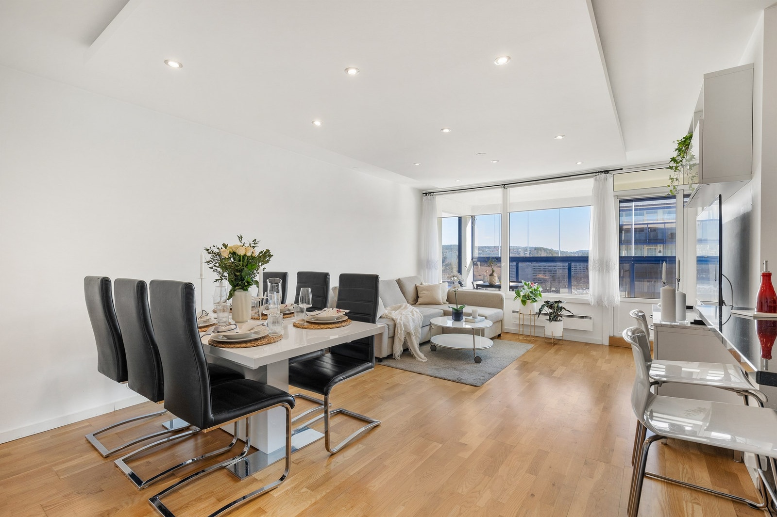 En lys og romslig 3-roms med sentral beliggenhet, god planløsning og en solfylt balkong på hele 11 kvm! Galleribilde