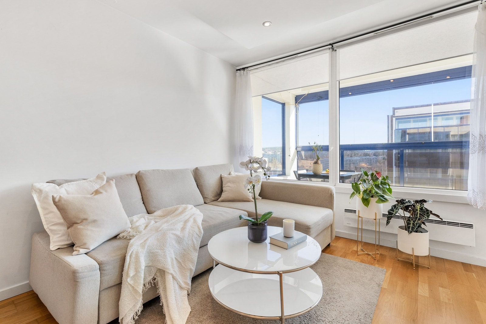 Stuen er av god størrelse med plass til å innrede med sofa, tilhørende salongbord og TV-seksjon. Fra stuen er det også utgang til boligens balkong. Galleribilde