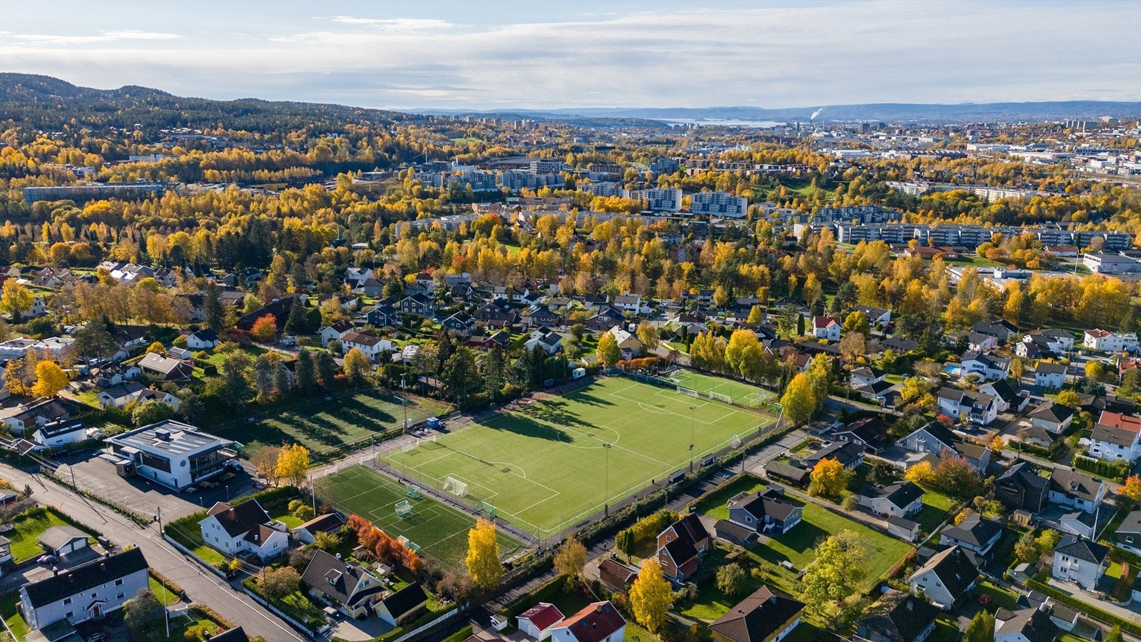 Høybråten Kunstgress som ligger ca 11 minutters gange unna og er benyttet av Høybråten og Stovner IL. Galleribilde