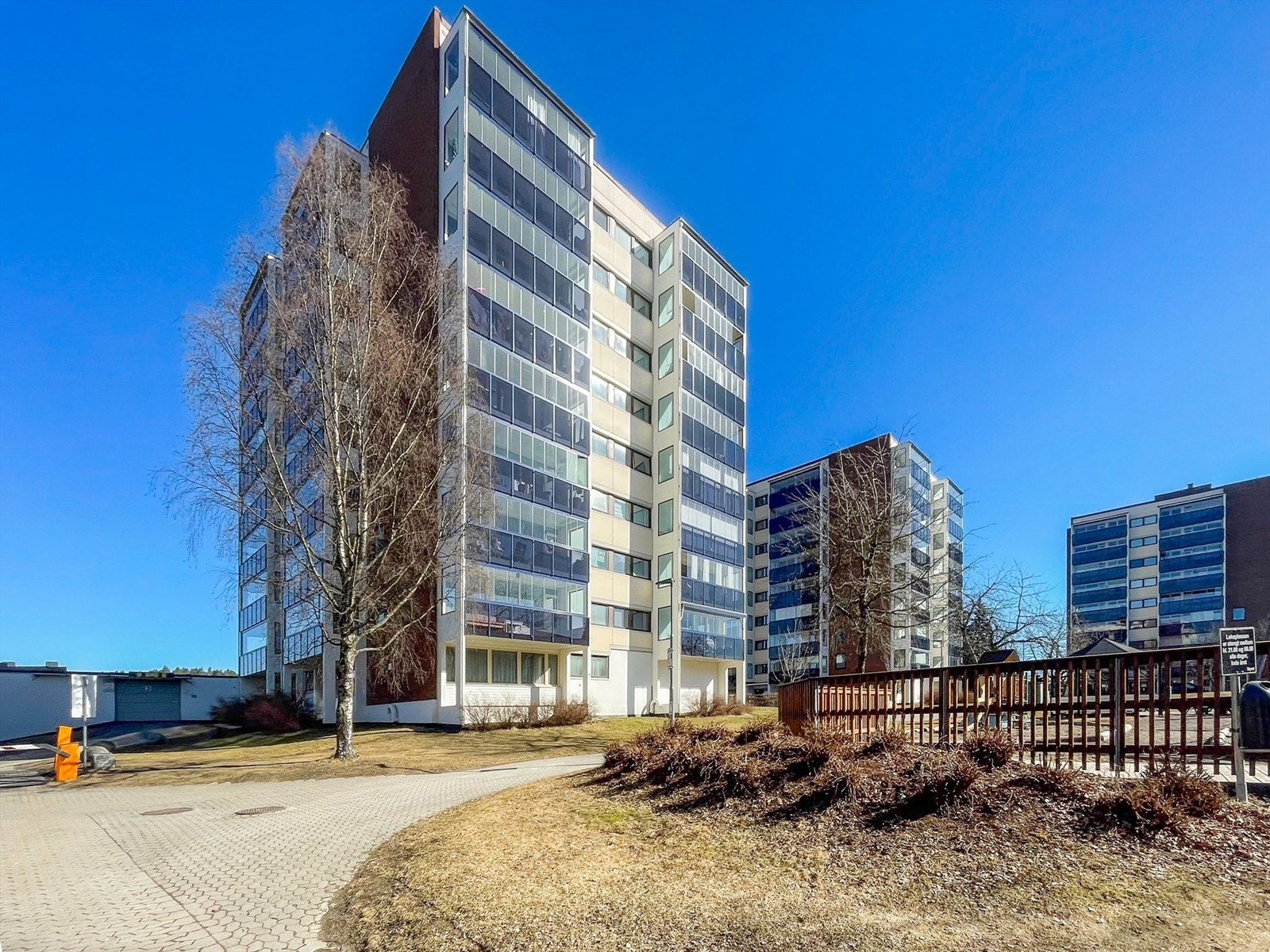 Byggets fasade med leiligheten beliggende i 7. etasje. Galleribilde