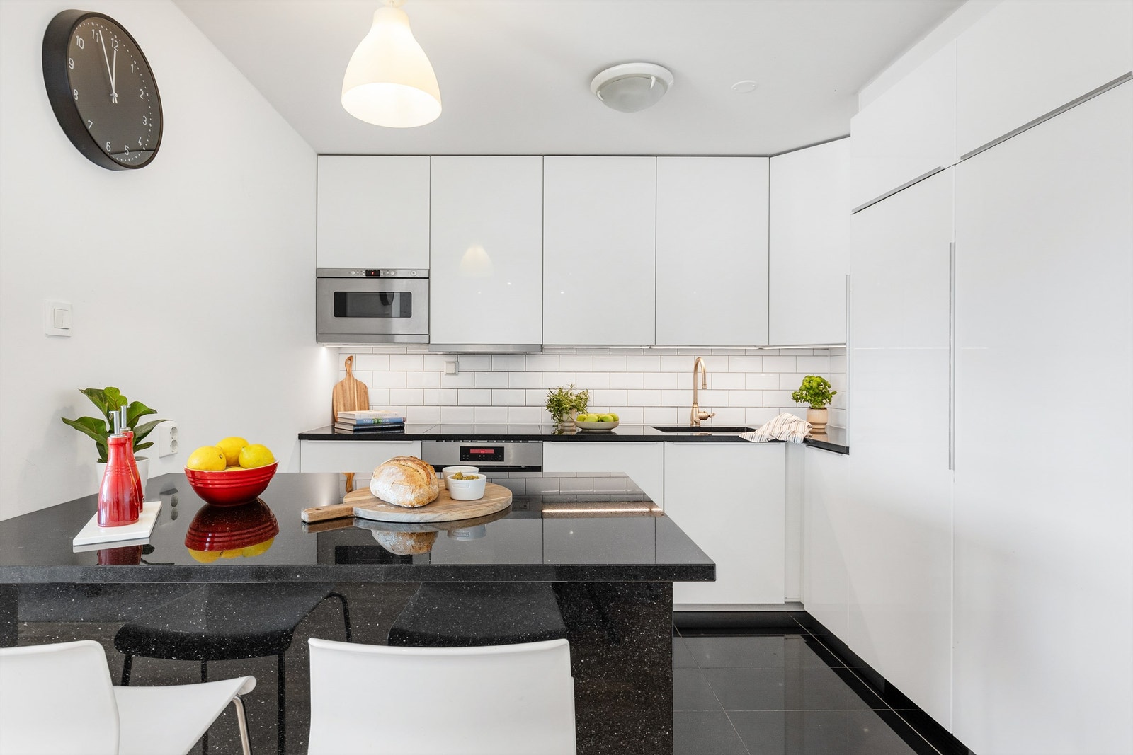 Kjøkkenet er fra IKEA med glatte fronter og benkeplate i stein. Galleribilde