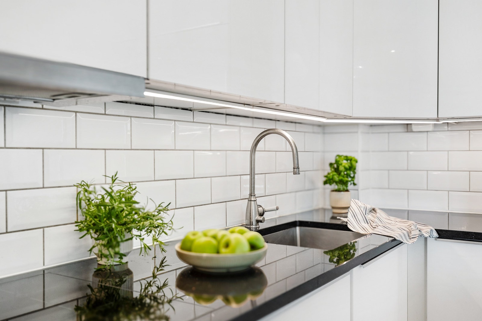 Det er rikelig med oppbevaring i både skuffer og skap, og den store benkeplaten gjør det enkelt å diske opp lekre retter. Galleribilde