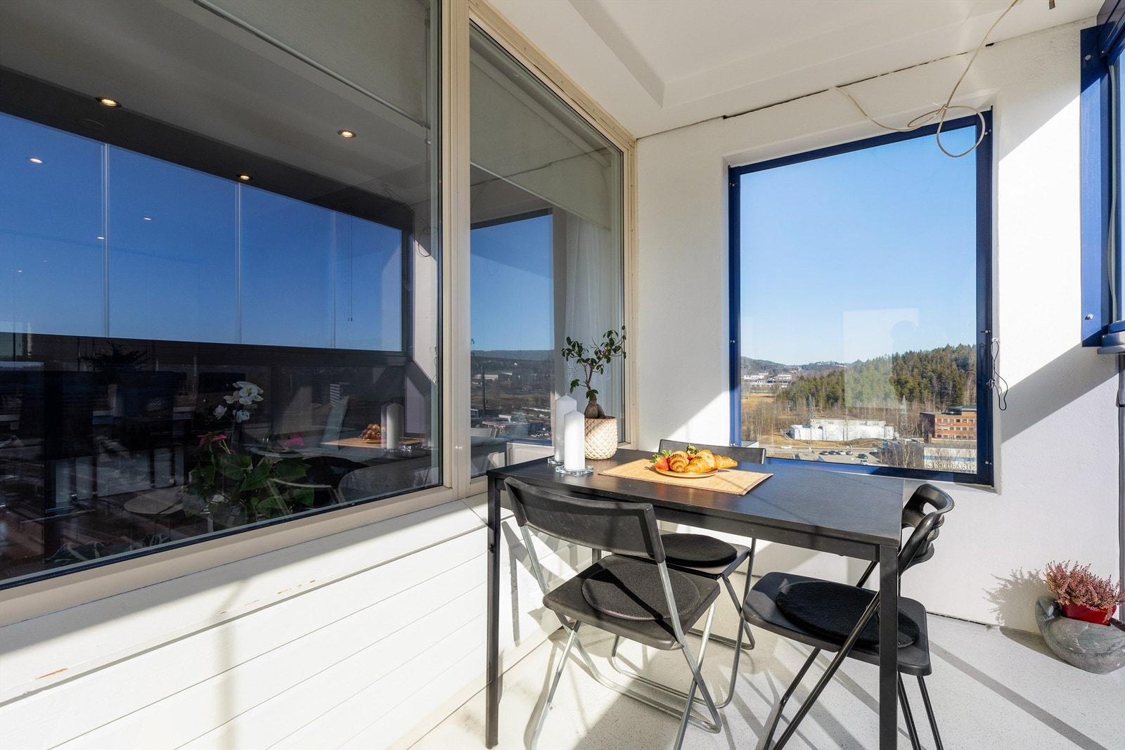 Balkongen er på 11 kvm og har god plass til å møblere med ønsket utemøblement. Galleribilde