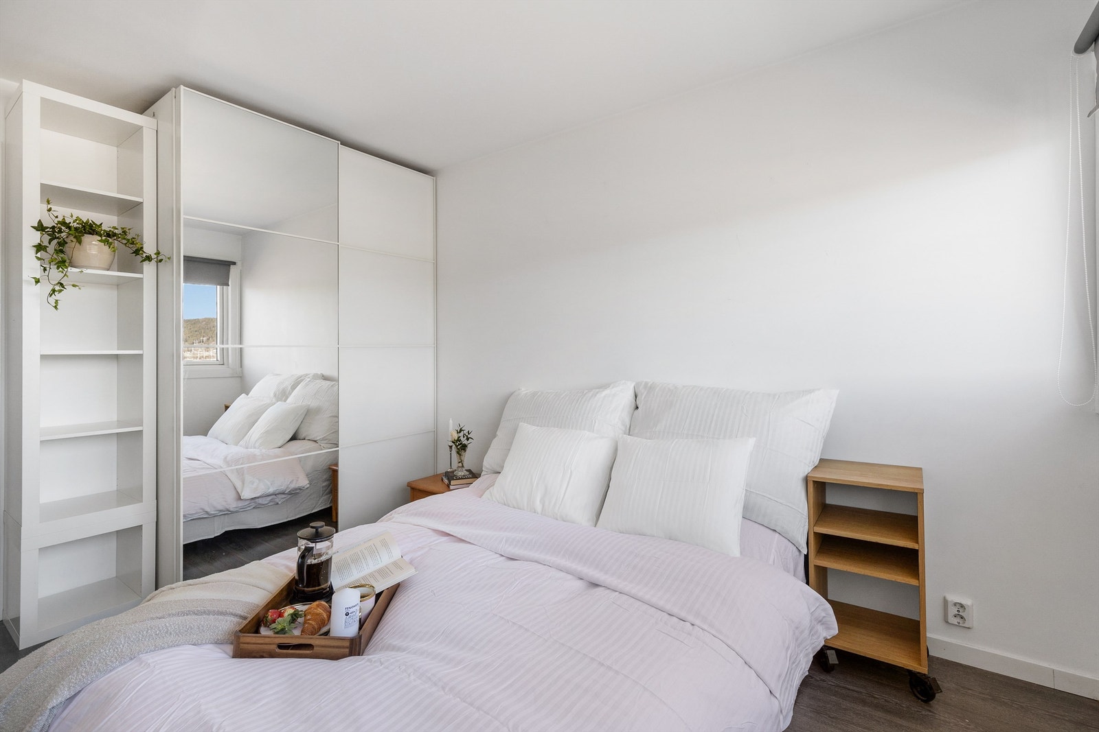 Det er også rikelig med oppbevaringsplass i en romslig skyvedørsgarderobe. Galleribilde