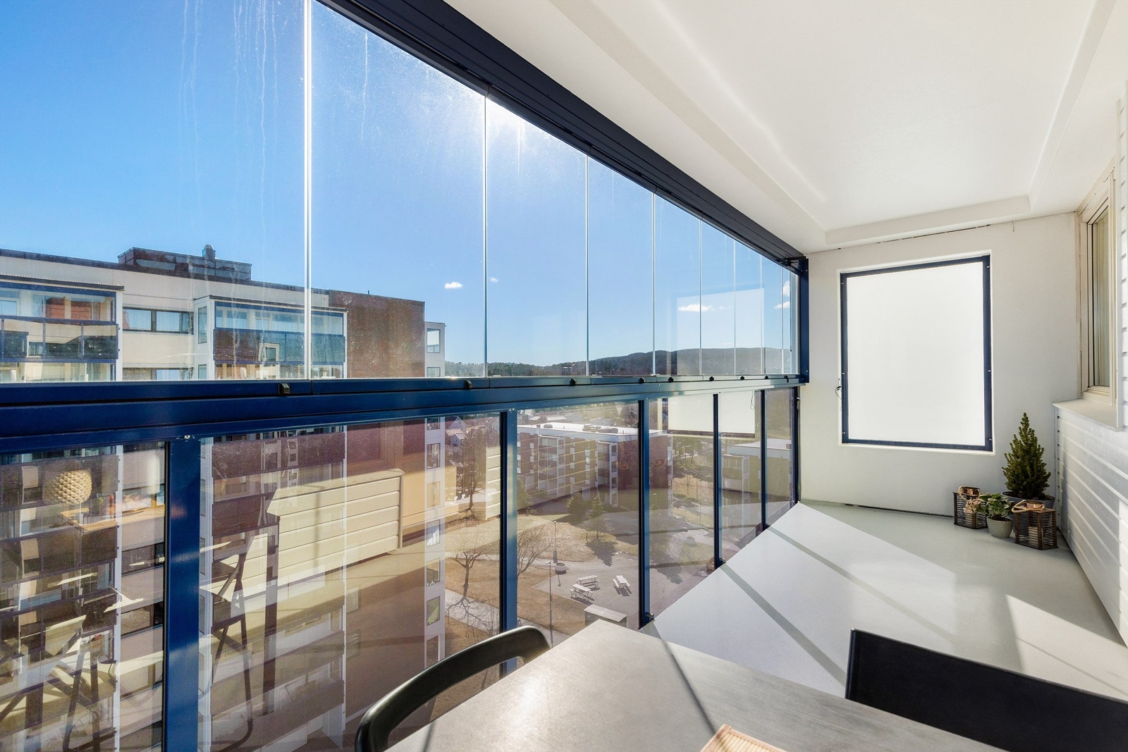 Den sydøstvendte balkongen er innglasset, noe som forlenger brukstiden til større deler av året. Galleribilde