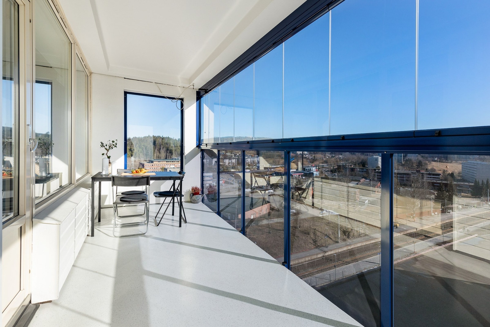 Selger opplyser om gode solforhold fra ca. 10-15, og på sommerstid fungerer balkongen som en fin forlengelse av stuen. Galleribilde