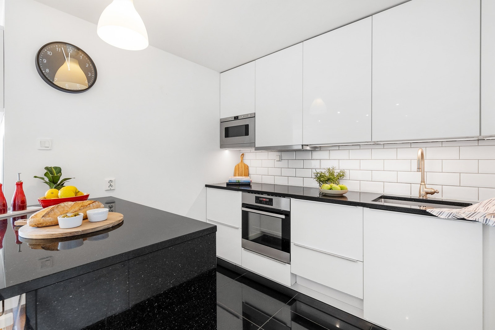 Av integrerte hvitevarer er det platetopp, oppvaskmaskin, stekeovn, micro og kjøleskap og fryseskap. Det er også montert waterguard. Galleribilde