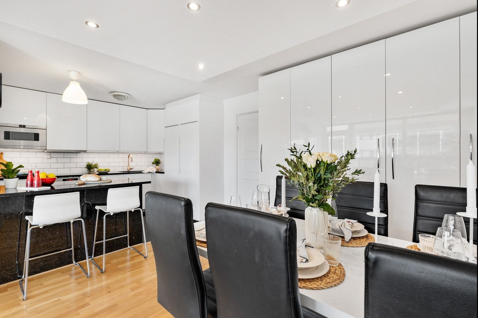 Kjøkkenet er for mange det viktigste rommet i boligen, og er holdt i en åpen løsning mot stuen. Galleribilde