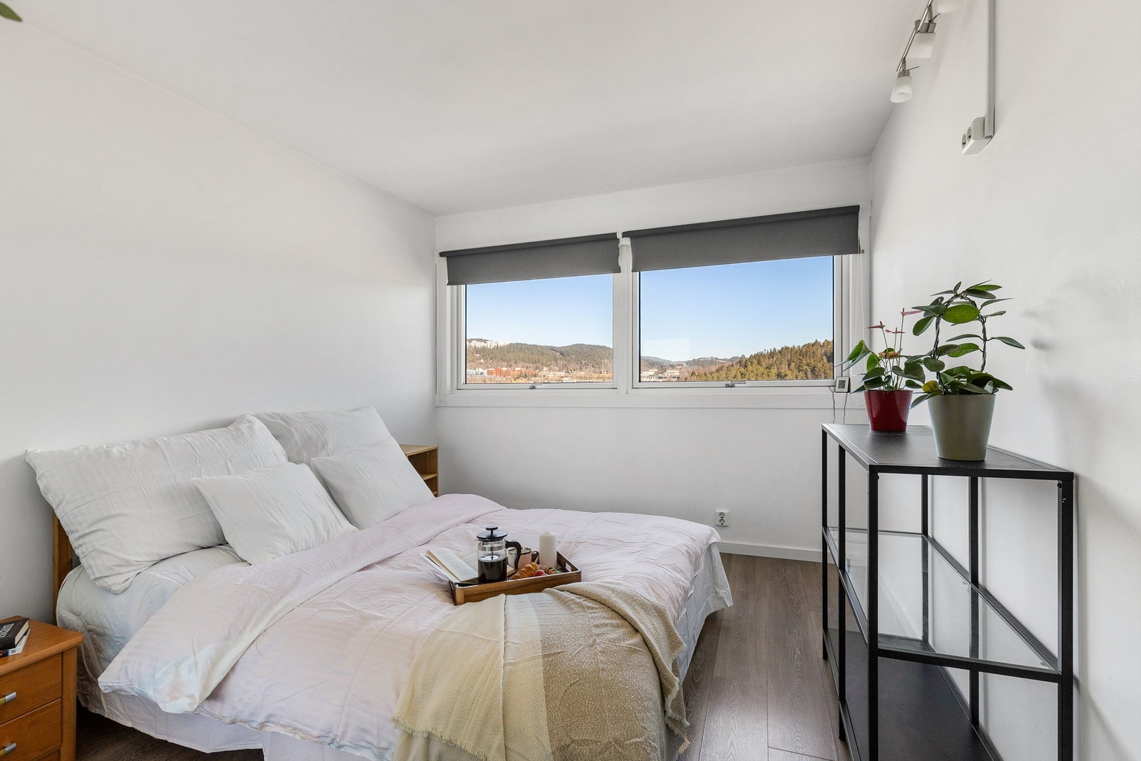 Hovedsoverommet er av god størrelse med plass til seng, tilhørende nattbord på begge sider og kommode om ønskelig. Det er rikelig med lysinnslipp fra to store vinduer. Galleribilde