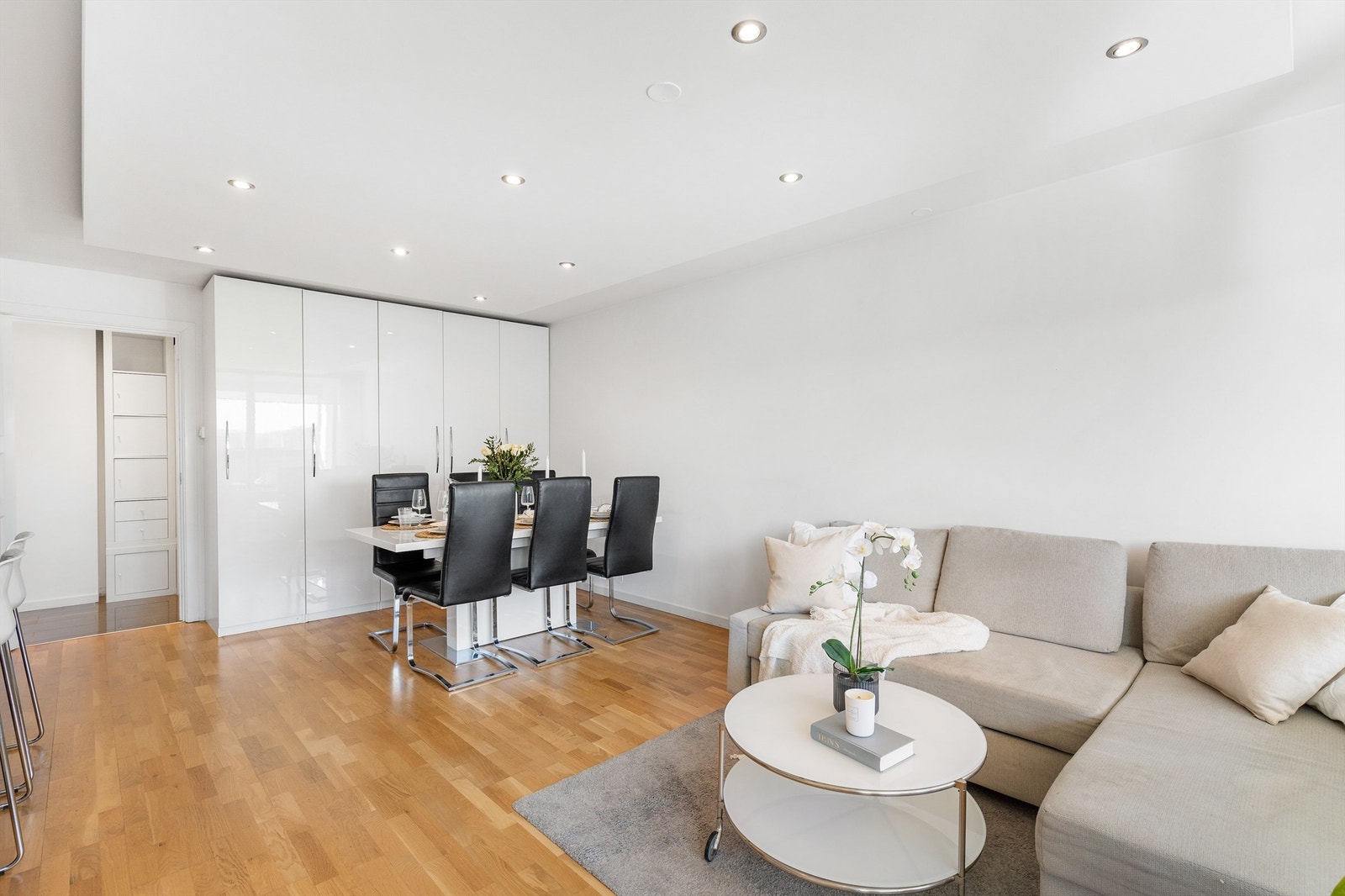 Det er rikelig med lysinnslipp fra store vindusflater som skaper en luftig og åpen romfølelse. Det er også plass til å innrede med en spisegruppe om ønskelig. Galleribilde