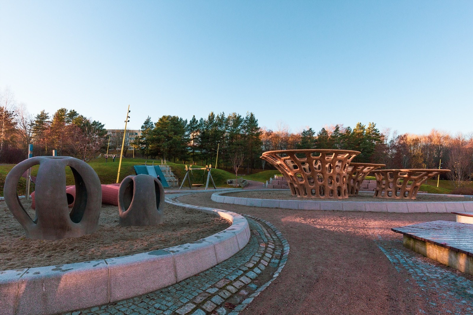 Midt i parken renner en idyllisk liten bekk, og på sørsiden finner du en frukt- og bærhage som det bare er å forsyne seg av. Verdensparken har også et stort lekelandskap med apparater som egner seg for lek både sommer og vinter. Galleribilde