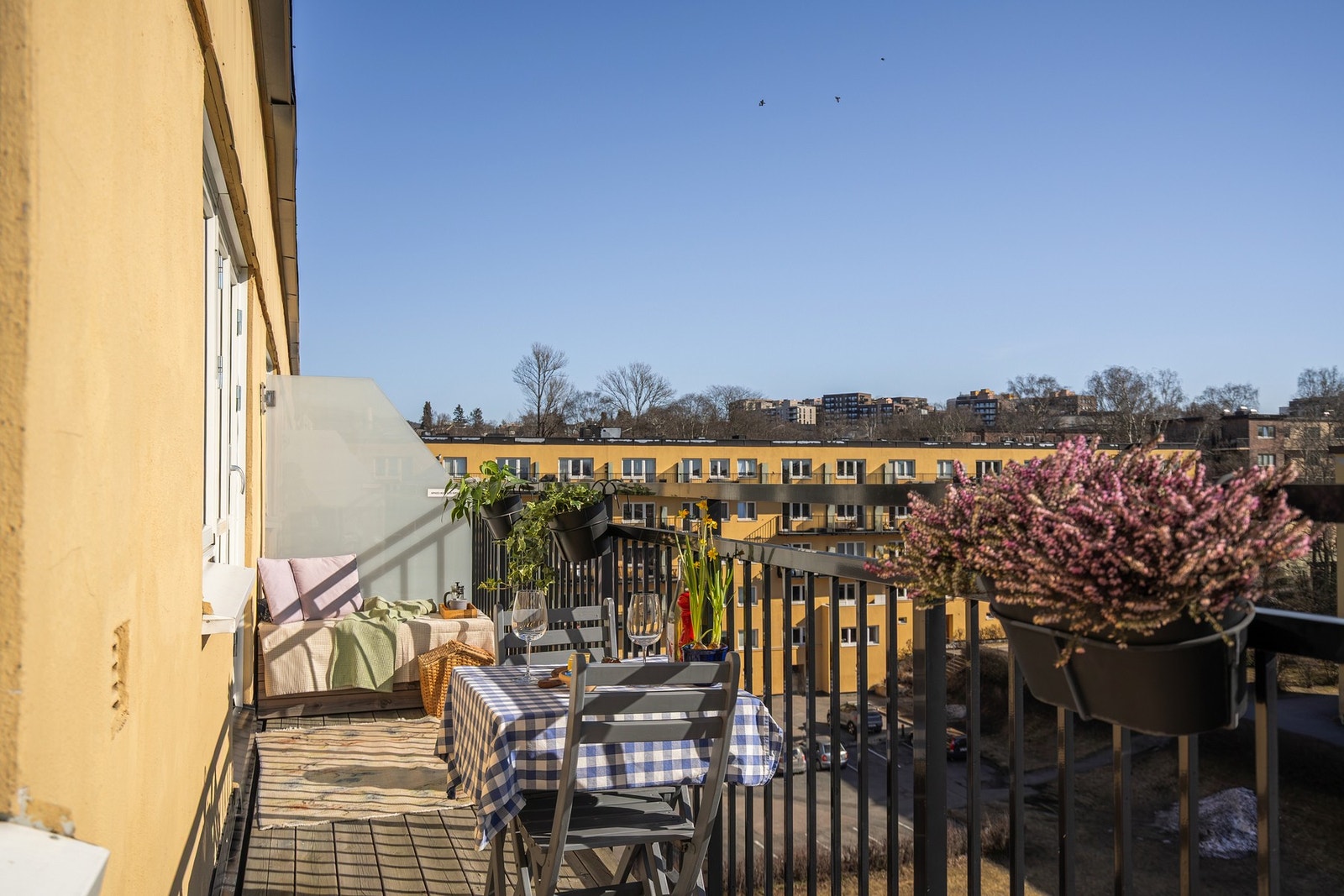 En herlig ett roms leilighet med separat kjøkken, sovealkove og balkong på 8,4 kvm med flotte solforhold Galleribilde