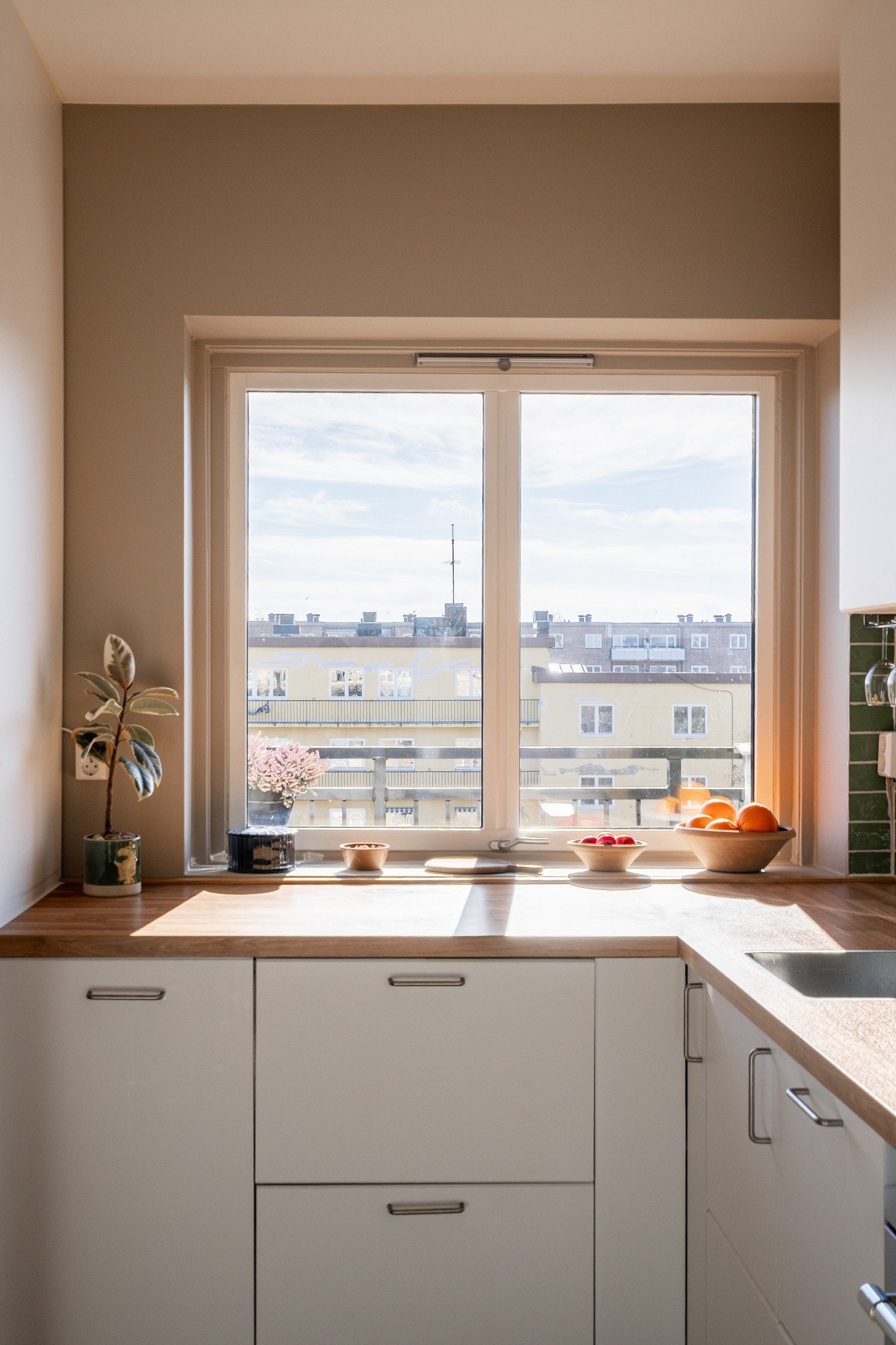 Ikea kjøkkeninnredning fra 2023 med rikelig av skap- og benkeplass Galleribilde