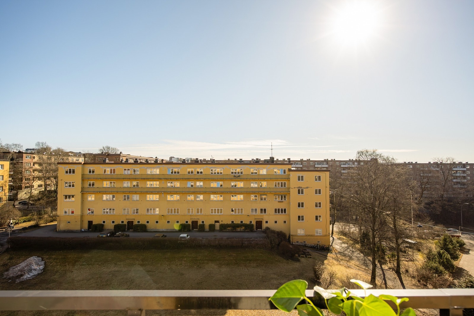 Fra balkongen er det en hyggelig åpen utsikt over borettslagets frodige fellesområder Galleribilde