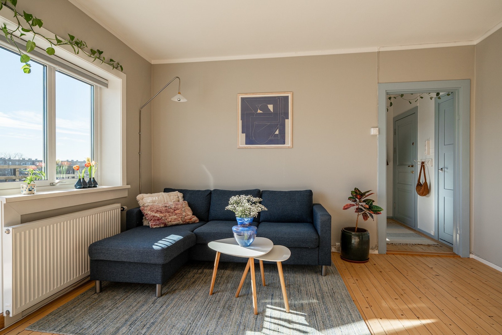 Stuen er malt i en lys farge som går flott til de gjennomgående originale tregulvene Galleribilde