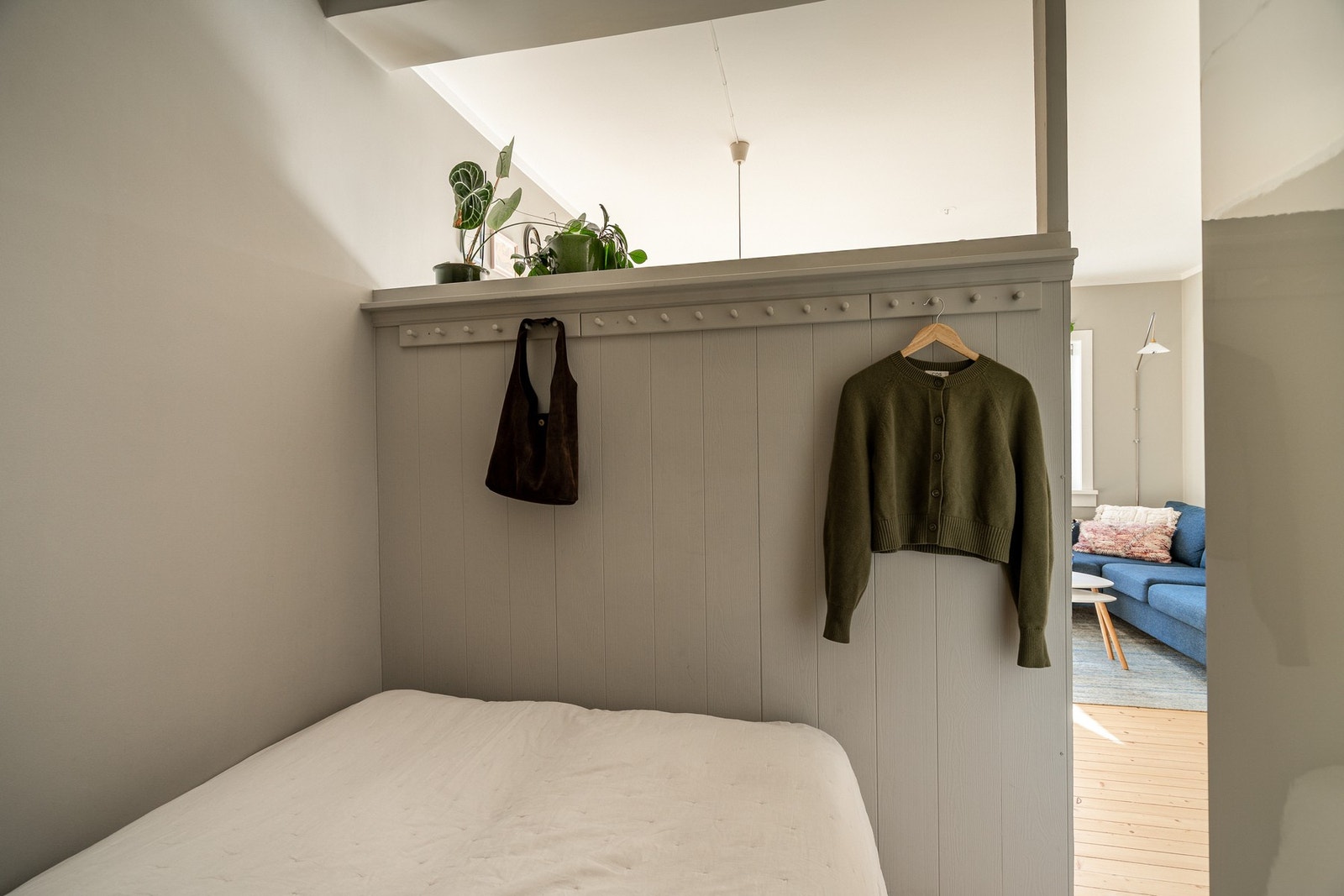 Her er det gode oppbevaringsmuligheter i garderobeskap samt smart løsning med oppheng langs vegg Galleribilde