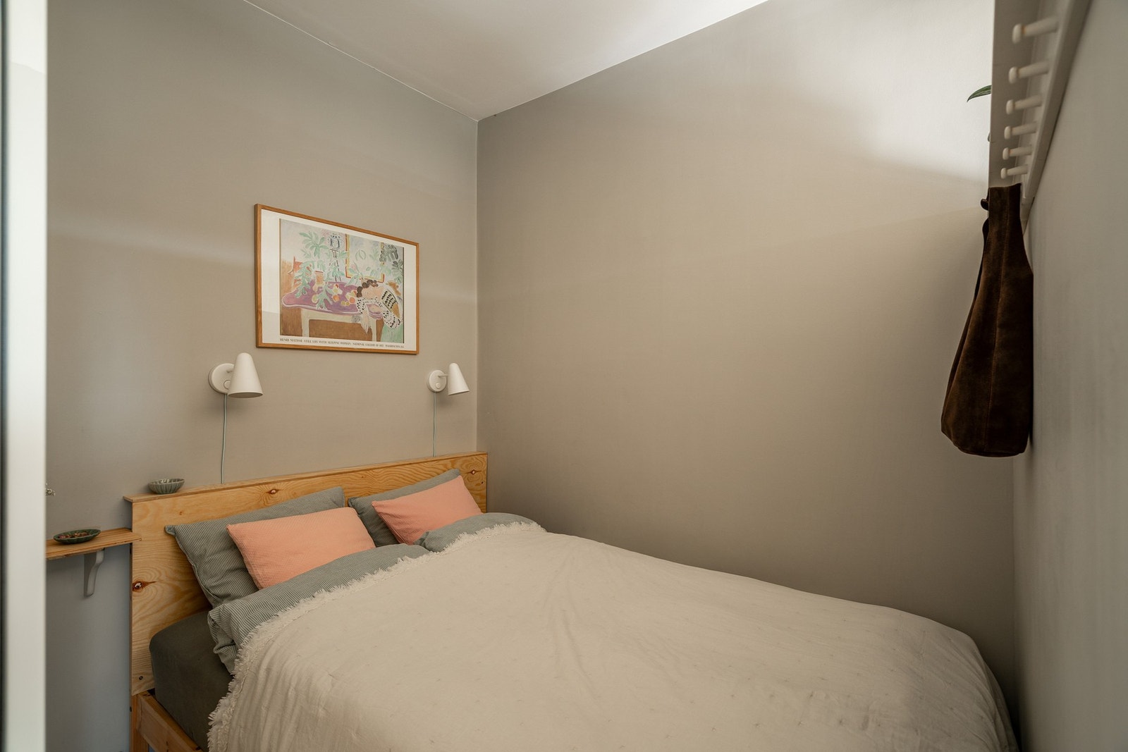 I alkoven er det plass for dobbeltseng med nattbord. Her har eier har laget en sengegavl Galleribilde