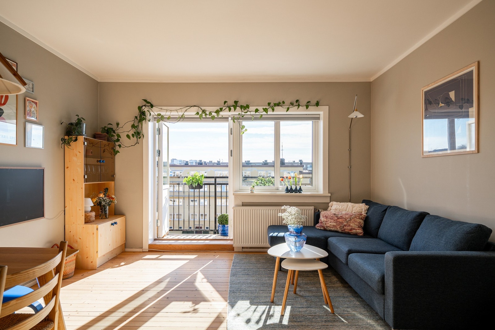 Lys og luftig stue med store vindusflater som slipper inn rikelig med lys Galleribilde