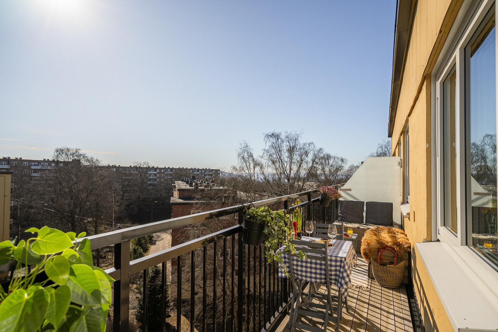 Romslig balkong på 8,4 kvm med flotte solforhold fra tidlig morgen til ca. kl. 16 midtsommers i følge selger Galleribilde