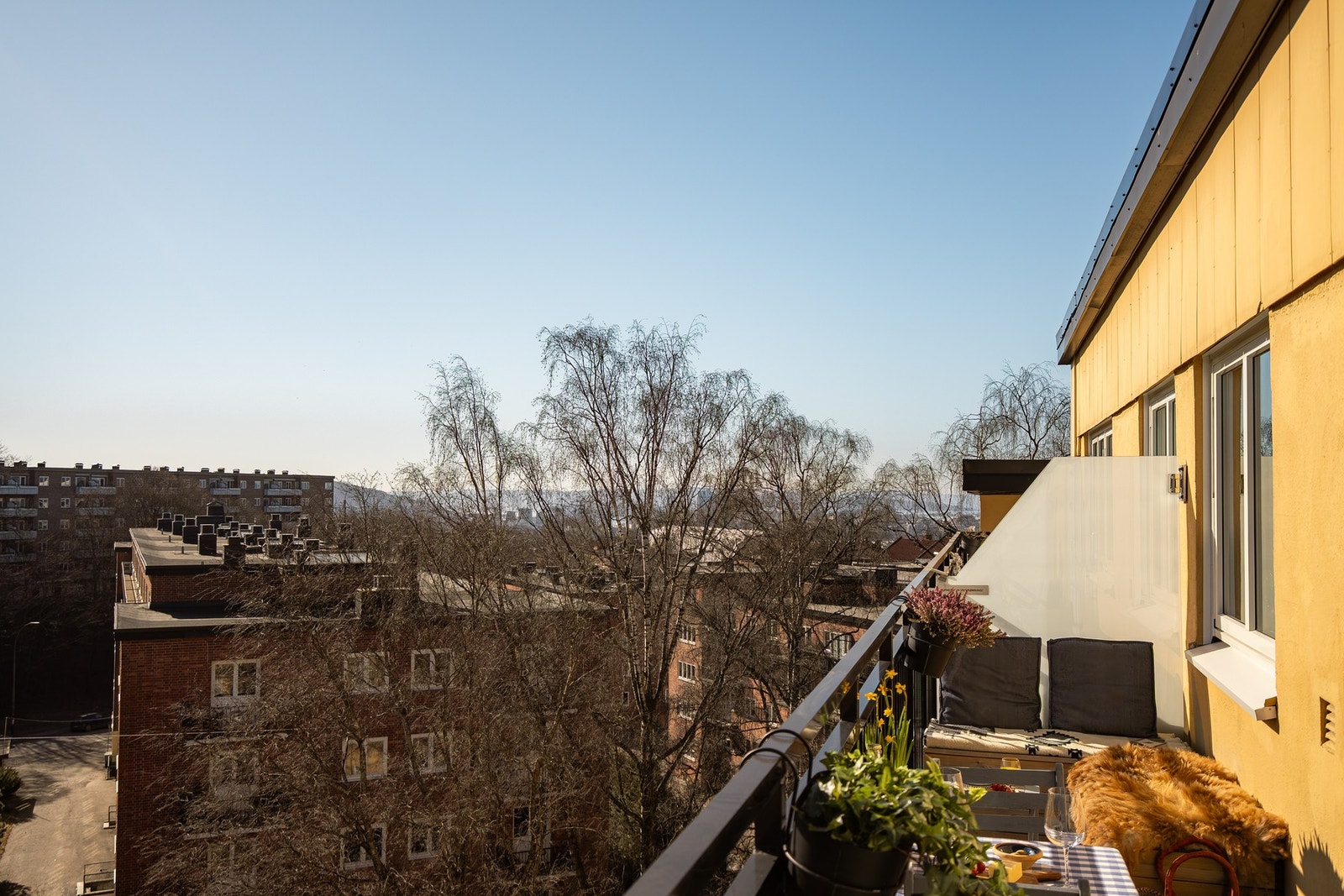 Balkongen ligger privat og skjermet til med lite innsyn Galleribilde