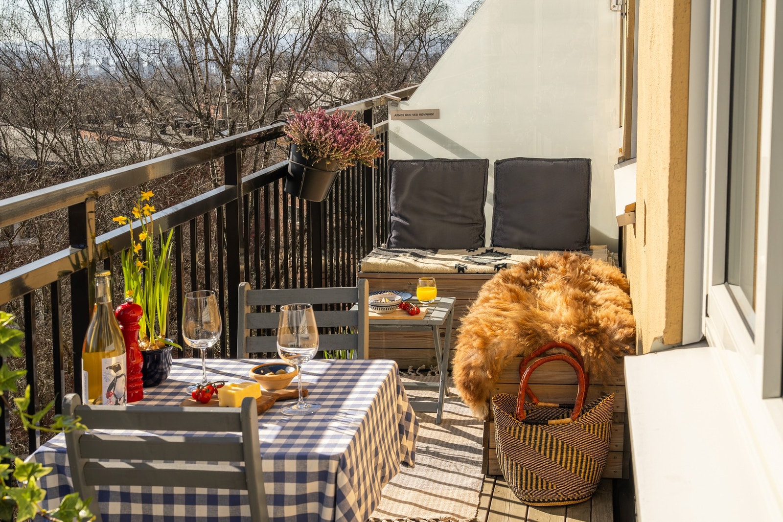 Plassbyggede utemøbler i tre deler, som kan om ønskelig medfølge. To deler med oppbevaring og en kan forflyttes slik man ønsker da den er på hjul. Galleribilde