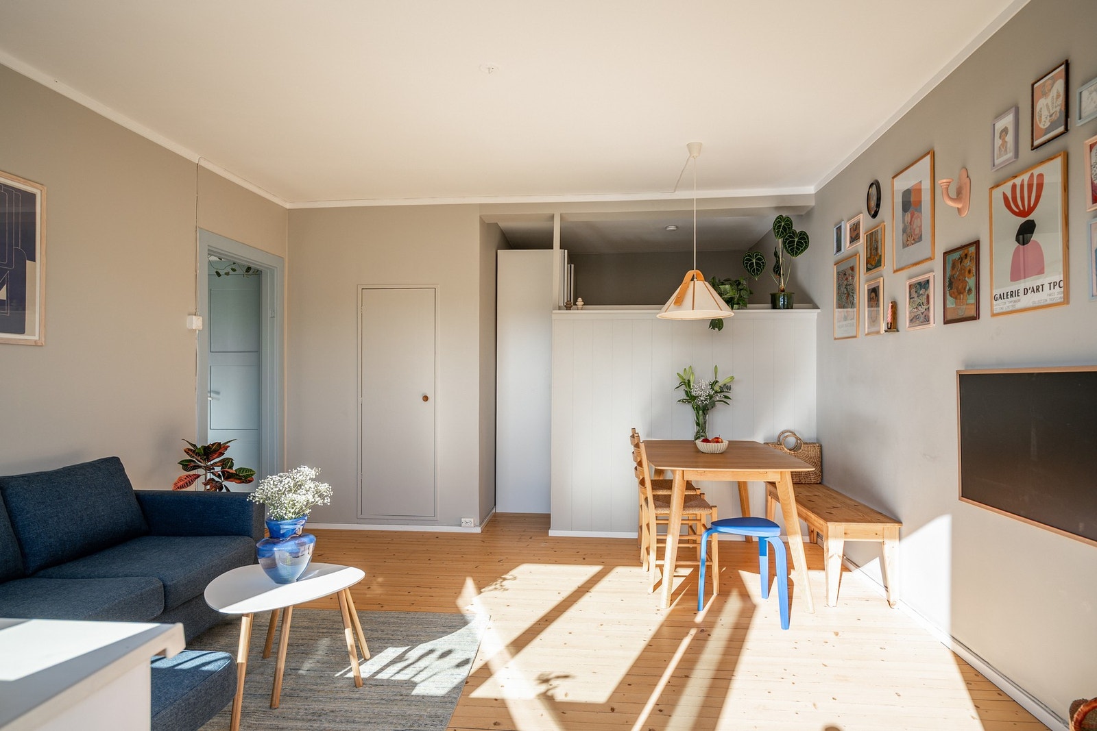 Stuen har god plass til en sittegruppe med tilhørende møblement samt tv-seksjon Galleribilde